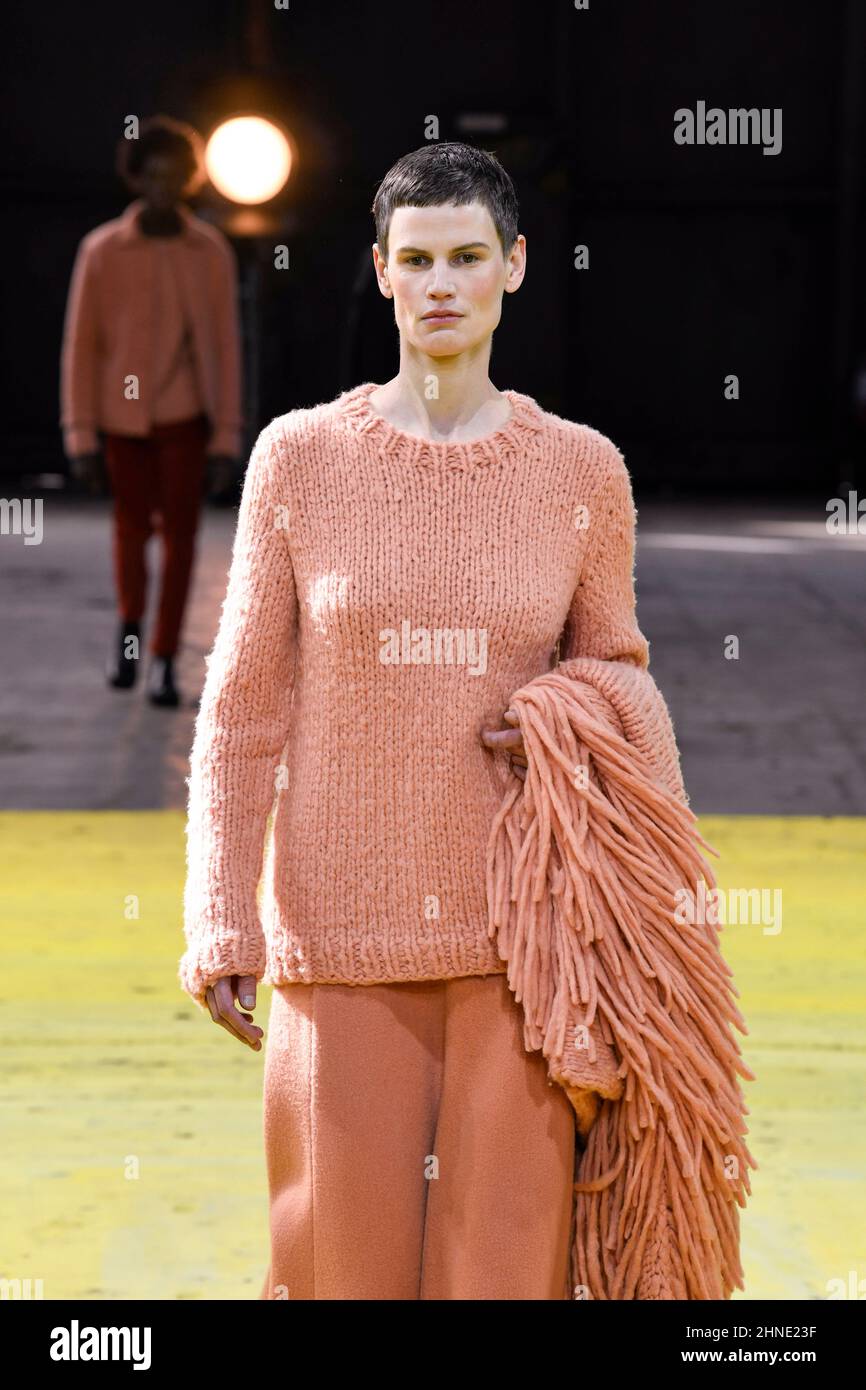 Model Saskia de Brauw läuft auf dem Laufsteg auf der Gabriela Hearst Modenschau während der Herbst Winter 2022 Collections Fashion Show auf der New York Fashion Week in New York, NY am 15. Februar 2022. (Foto von Jonas Gustavsson/Sipa USA) Stockfoto