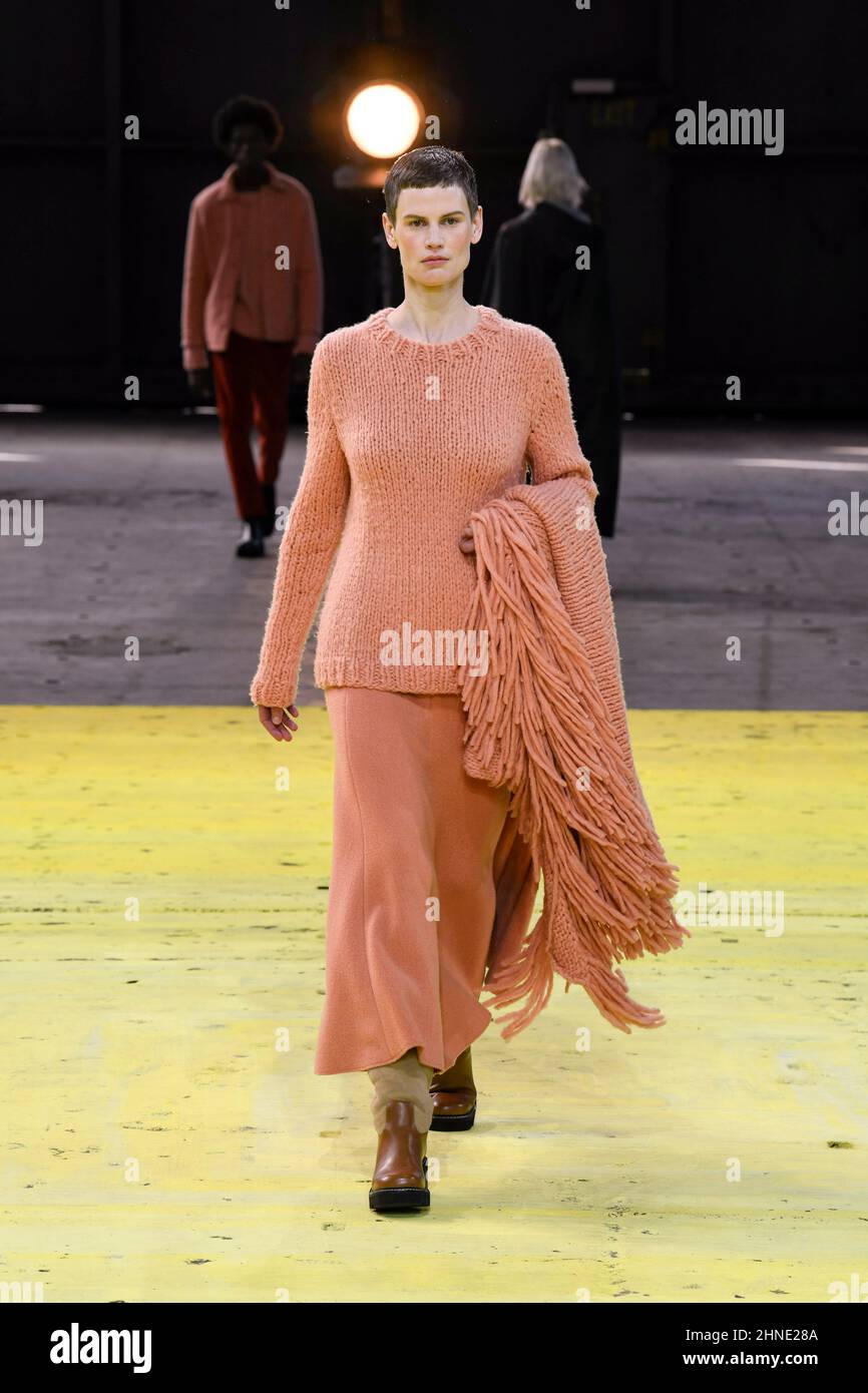 New York, USA. 15th. Februar 2022. Model Saskia de Brauw läuft auf dem Laufsteg auf der Gabriela Hearst Modenschau während der Herbst Winter 2022 Collections Fashion Show auf der New York Fashion Week in New York, NY am 15. Februar 2022. (Foto von Jonas Gustavsson/Sipa USA) Quelle: SIPA USA/Alamy Live News Stockfoto