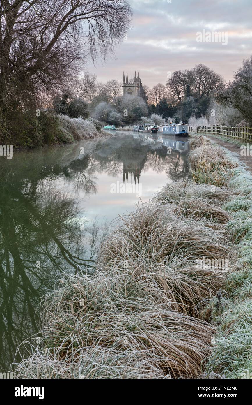 Frostiger Wintermorgen mit St. Lawrence's Kirche auf dem Kennet und Avon Canal, Hungerford, berkshire, England, Vereinigtes Königreich, Europa Stockfoto