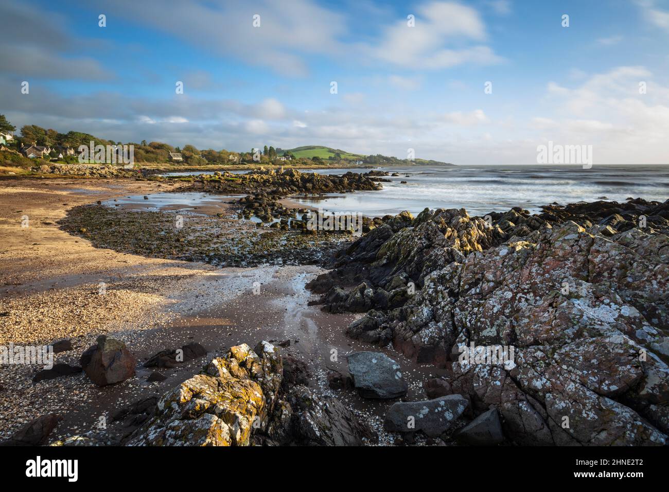Strand und felsige Küste am Solway Firth, Rockcliffe, Dalbeattie, Dumfries und Galloway, Schottland, Vereinigtes Königreich, Europa Stockfoto