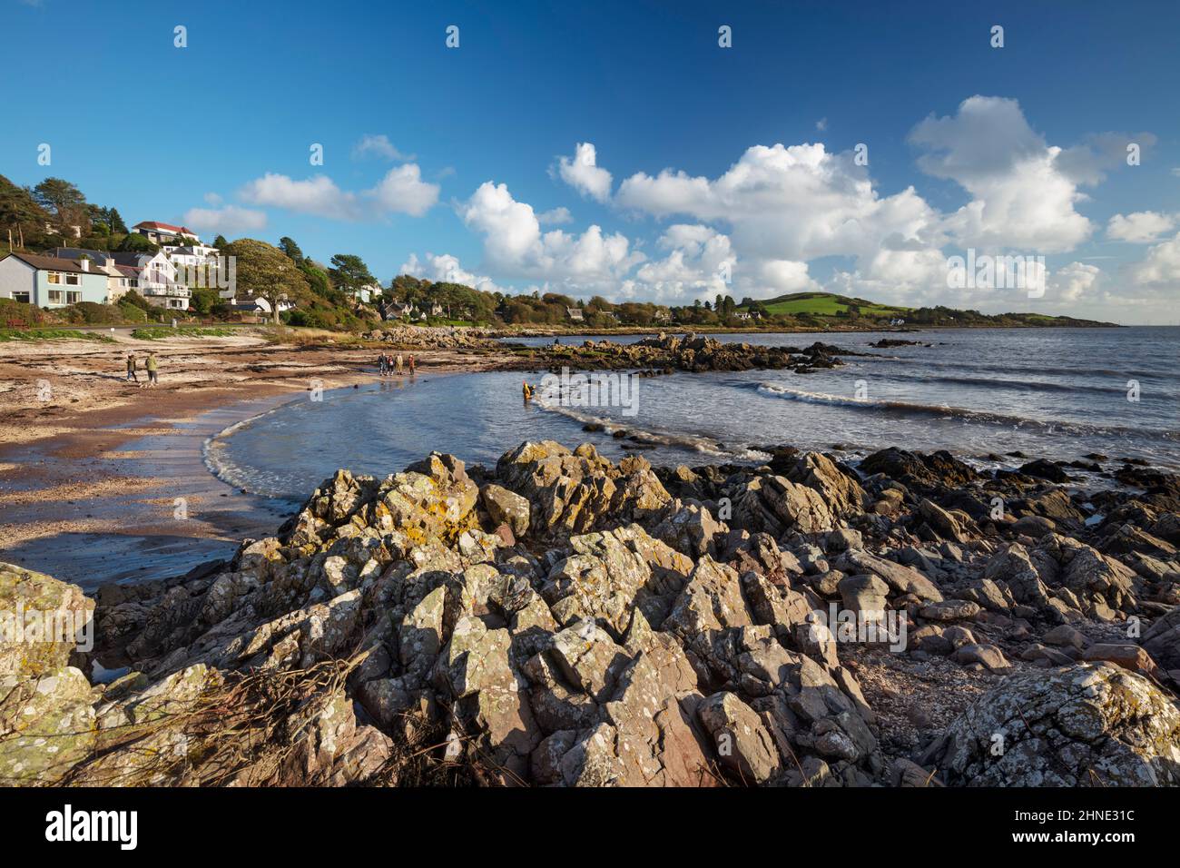 Strand und felsige Küste am Solway Firth, Rockcliffe, Dalbeattie, Dumfries und Galloway, Schottland, Vereinigtes Königreich, Europa Stockfoto