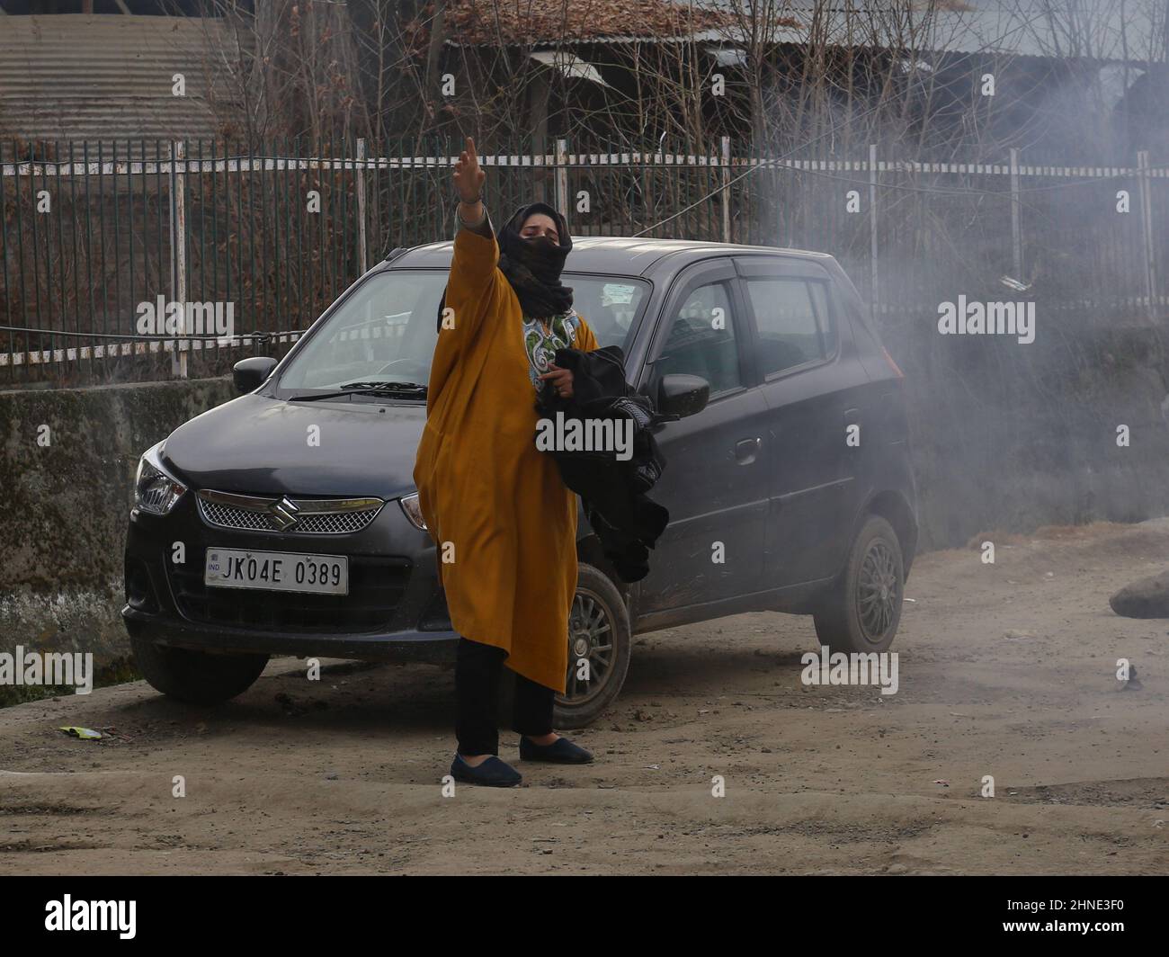 Die schkaschmirischen schiitischen Frauen rufen während eines Protests im Budgam, Kaschmir, Slogans auf. Massive Zusammenstöße zwischen den klagebetern der schiitischen kashmiri und den indischen Truppen brachen aus, nachdem die indische Armee das Bild des iranischen Militärkommandanten Qasim Solemani verbrannt hatte. Solemani war ein iranischer Militärkommandeur, der vor einigen Jahren bei einem Drohnenangriff auf dem Internationalen Flughafen Bagdad getötet wurde. (Foto von Sajad Hameed/Pacific Press/Sipa USA) Stockfoto