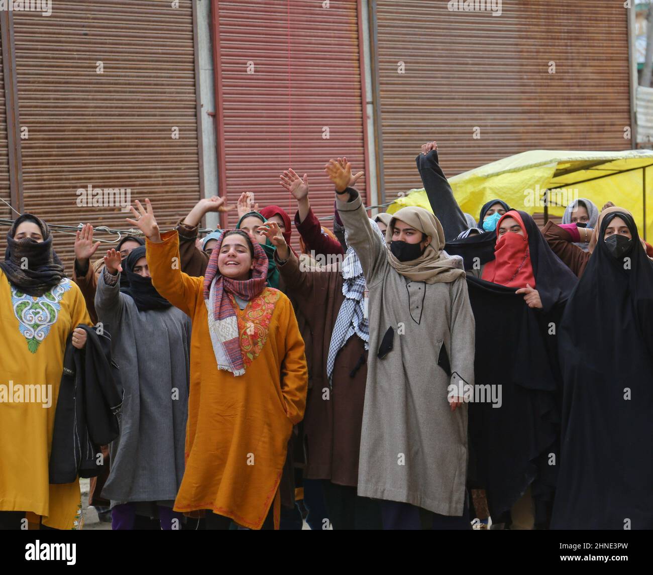 Die schkaschmirischen schiitischen Frauen rufen während eines Protests im Budgam, Kaschmir, Slogans auf. Massive Zusammenstöße zwischen den klagebetern der schiitischen kashmiri und den indischen Truppen brachen aus, nachdem die indische Armee das Bild des iranischen Militärkommandanten Qasim Solemani verbrannt hatte. Solemani war ein iranischer Militärkommandeur, der vor einigen Jahren bei einem Drohnenangriff auf dem Internationalen Flughafen Bagdad getötet wurde. (Foto von Sajad Hameed/Pacific Press/Sipa USA) Stockfoto