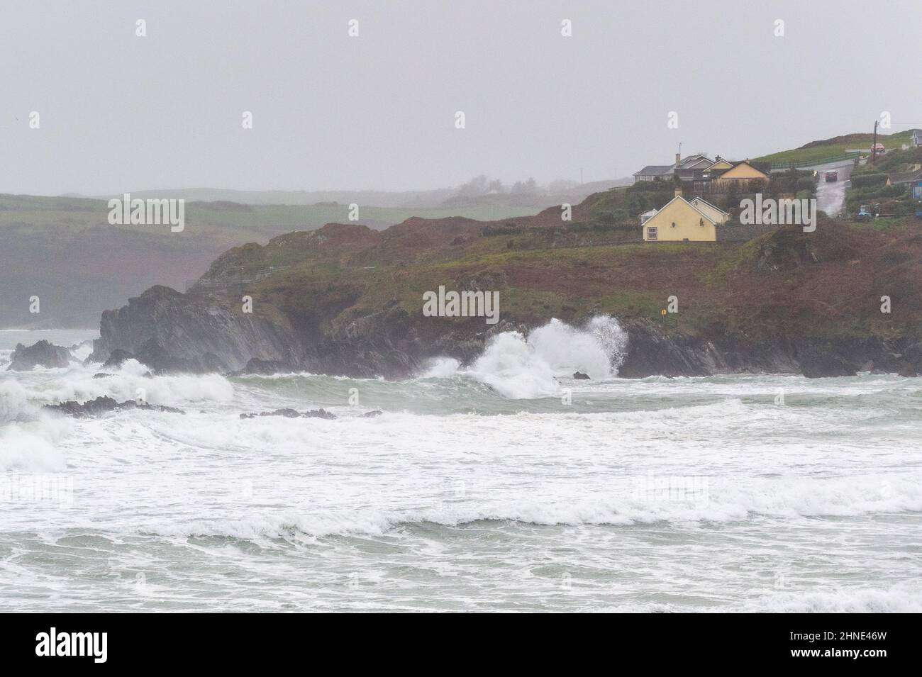 Owenahincha, West Cork, Irland. 16th. Februar 2022. Der Sturm Dudley traf Irland heute mit 65KMH Winden und Böen von bis zu 110KMH. Owenahincha nahm ein Stampfen von riesigen Wellen. Quelle: AG News/Alamy Live News Stockfoto