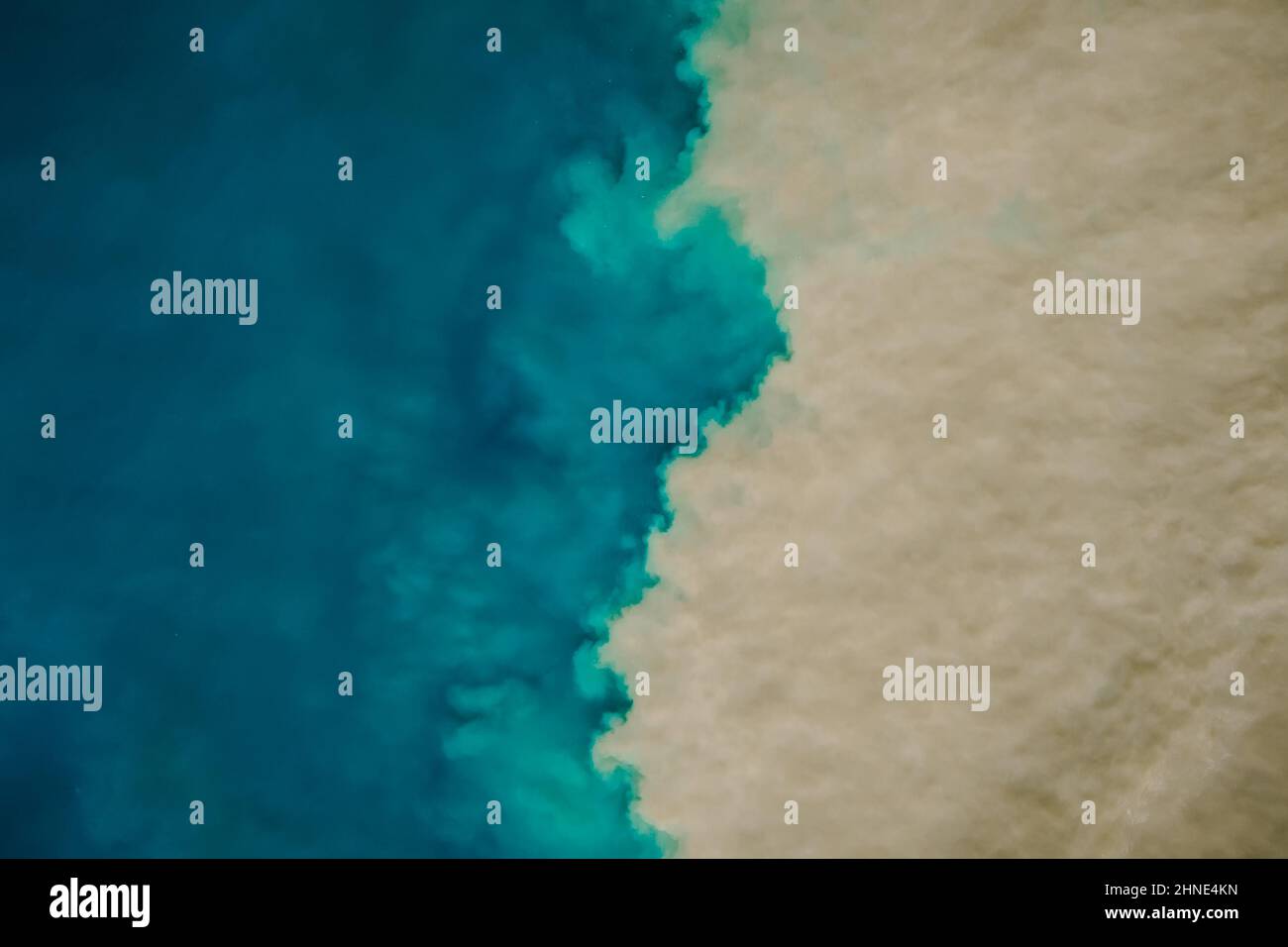 Luftaufnahme des Mischens von blauem und schmutzigem Meerwasser. Natürlicher abstrakter Hintergrund Stockfoto