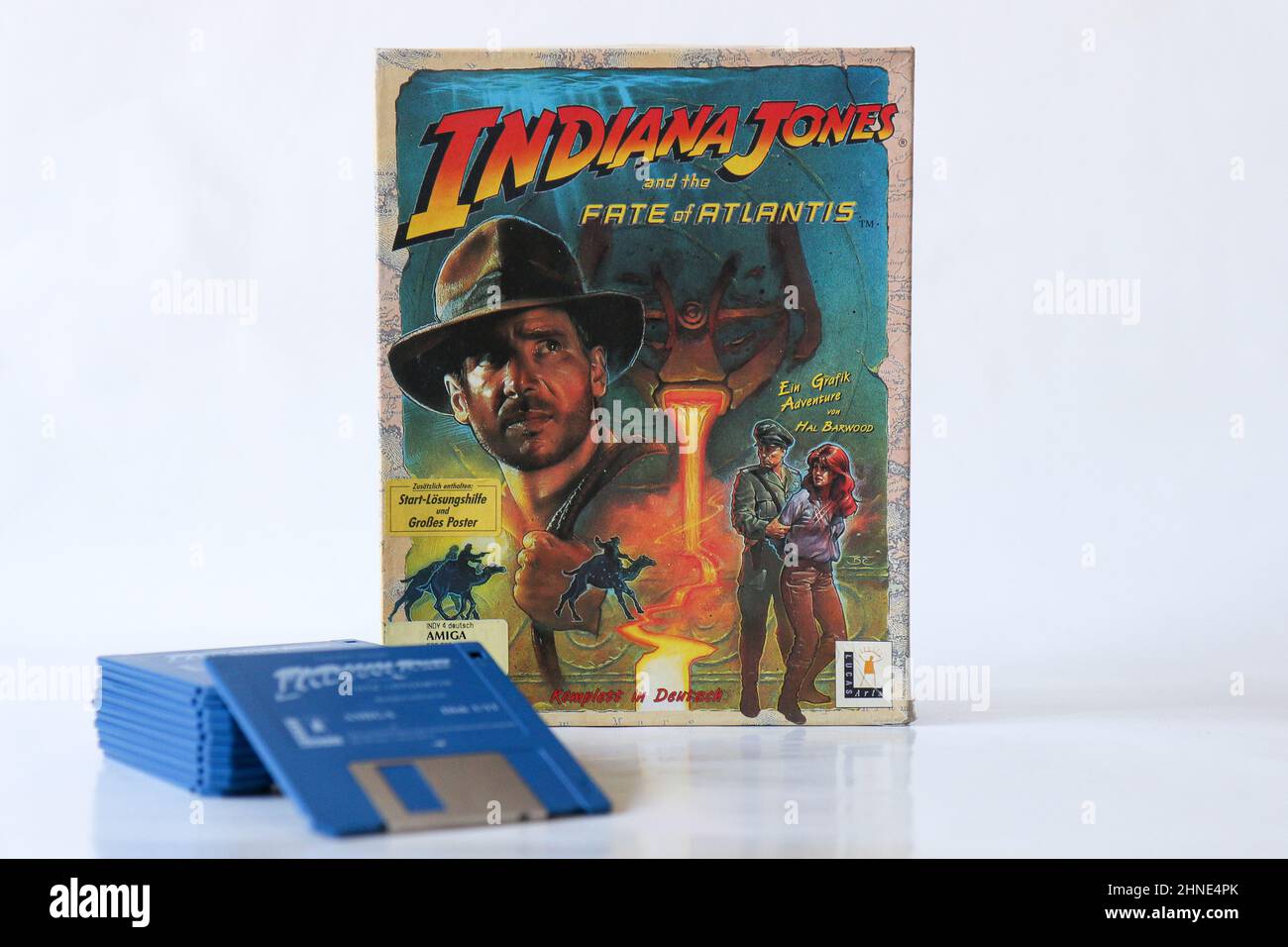 BERLIN - 12. FEBRUAR 2022: Vintage Retro Video Game INDIANA JONES UND DAS SCHICKSAL VON ATLANTIS für den Commodore Amiga auf Floppy Disks. Lucas Arts releas Stockfoto