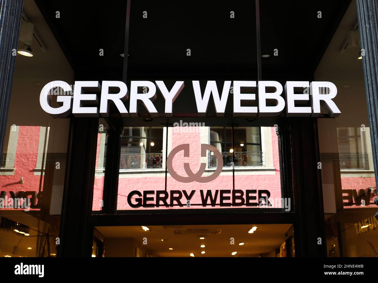 Maastricht, Niederlande - Februar 9. 2022: Blick auf den Eingang des Modehaus mit Logo-Schriftzug von Gerry Weber (Fokus auf Buchstabe W in oberer Schrift Stockfoto