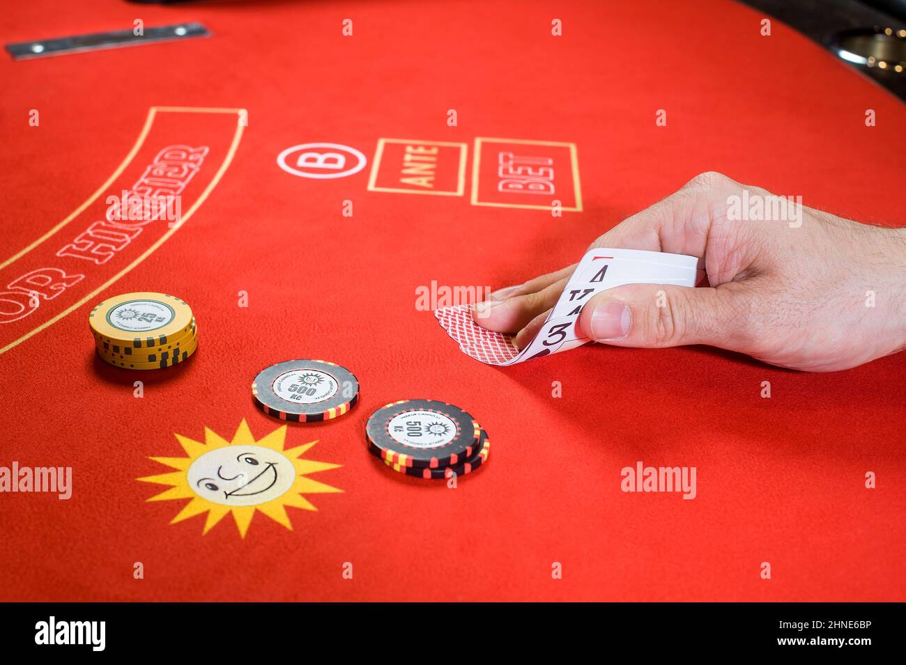 Hand hält Karten am Casino-Tisch Stockfoto