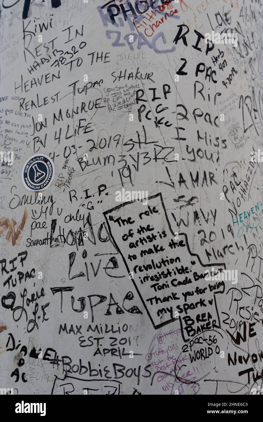 In Las Vegas, Nevada, zollt ein mit handschriftlichen Nachrichten bedeckter Mast dem amerikanischen Rapper Tupac Shakur Tribut, der an dieser Stelle niedergeschossen wurde. Stockfoto