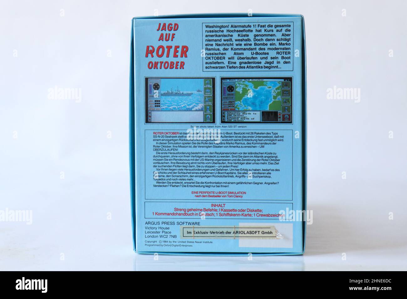 BERLIN - 12. FEBRUAR 2022: Vintage Retro Video Game JAGD AUF ROTER OKTOBER für den Commodore Amiga auf Floppy Disks. Deutsche Version von HUNT FOR RED OC Stockfoto