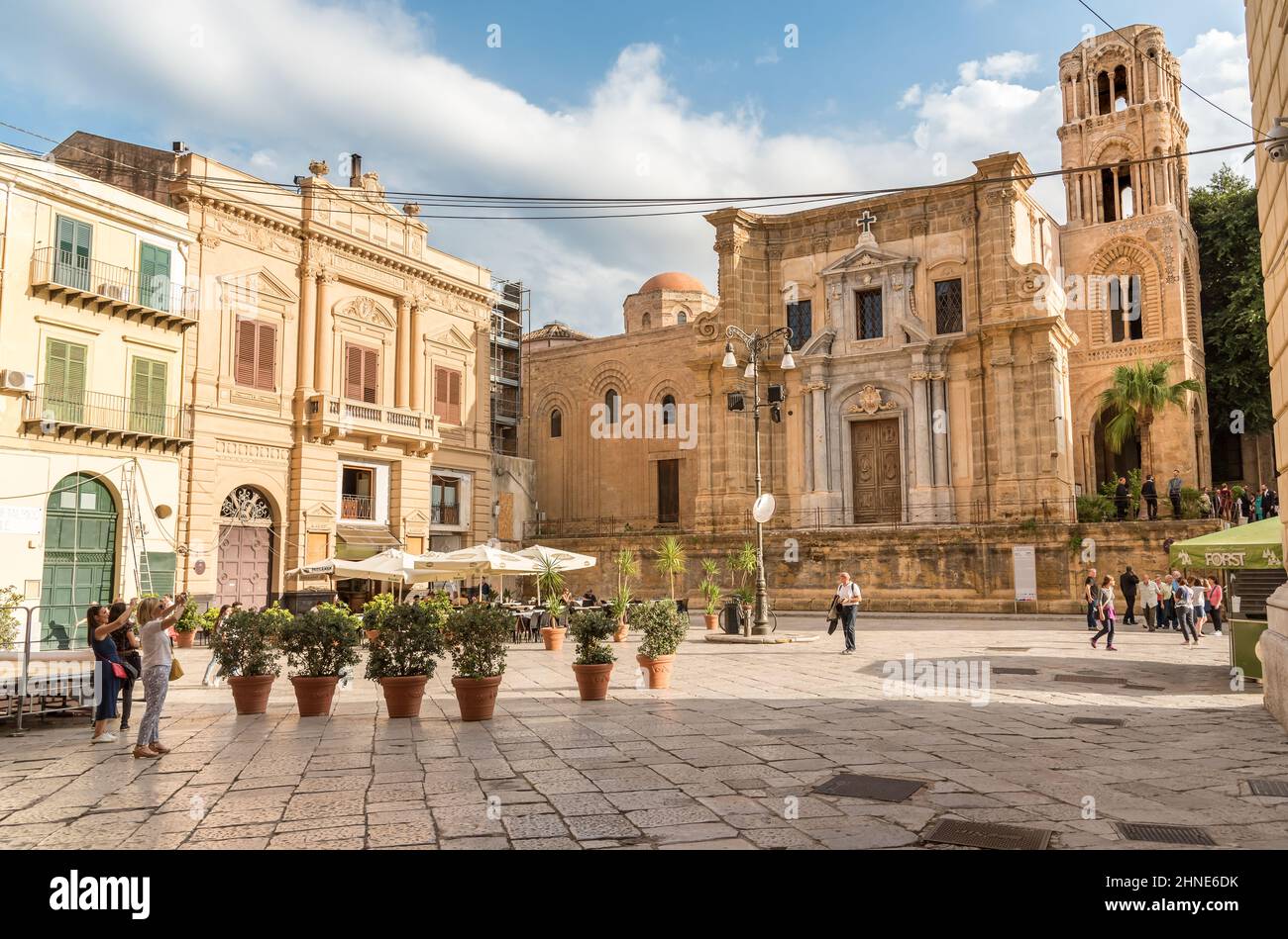 Palermo, Sizilien, Italien - 5. Oktober 2017: Bellini-Platz mit der Kirche Santa Maria dell'Ammiraglio, bekannt als Martorana-Kirche in Palermo. Stockfoto