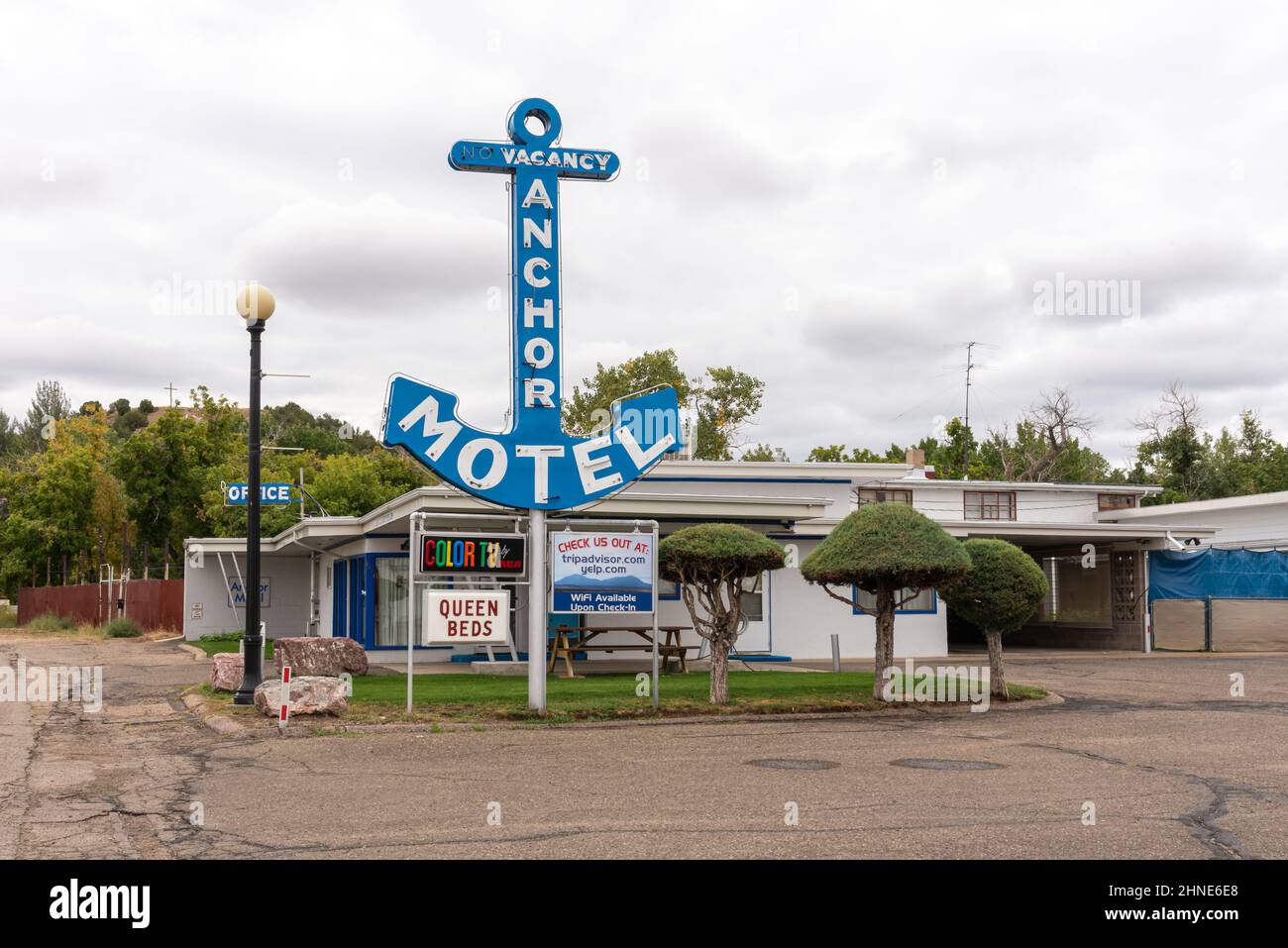 The Anchor Motel, ein preisgünstiges Motel mit 14 Zimmern in Privatbesitz, mit einem großen blauen Schild in Form eines Ankers, der auf einem hohen silbernen Pfosten steht. Stockfoto