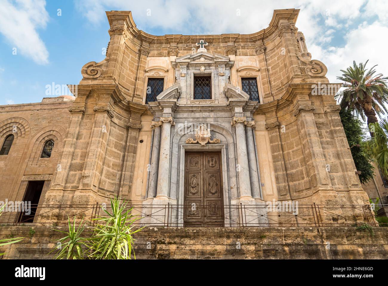 Fassade der Kirche Santa Maria dell'Ammiraglio, die als Martorana-Kirche auf dem Bellini-Platz in Palermo, Sizilien, Italien bekannt ist Stockfoto