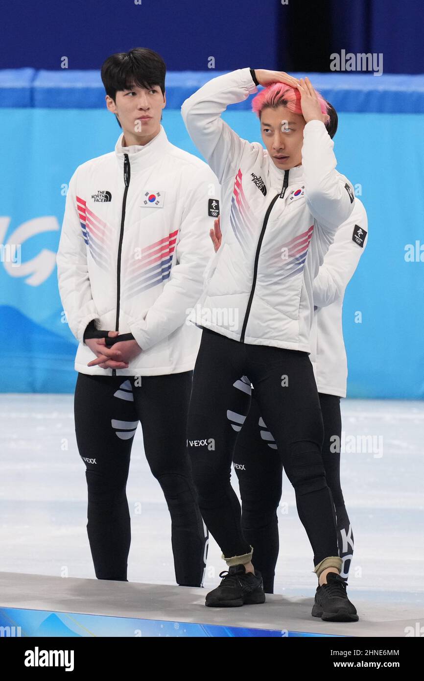 Peking, China. 16th. Februar 2022. Yoon-gy Kwak aus Südkorea spielt einen Tanz, während seine Teamkollegen bei der Zeremonie im Rahmen der Men's 5000m Relay Short Track Speed Skating Finals im Capital Indoor Stadium bei den Olympischen Winterspielen 2022 in Peking am Mittwoch, den 16. Februar 2022, auf ihn blicken. Kanada gewann die Goldmedaille, Südkorea die Silbermedaille und Italien die Bronze. Foto von Richard Ellis/UPI Credit: UPI/Alamy Live News Stockfoto