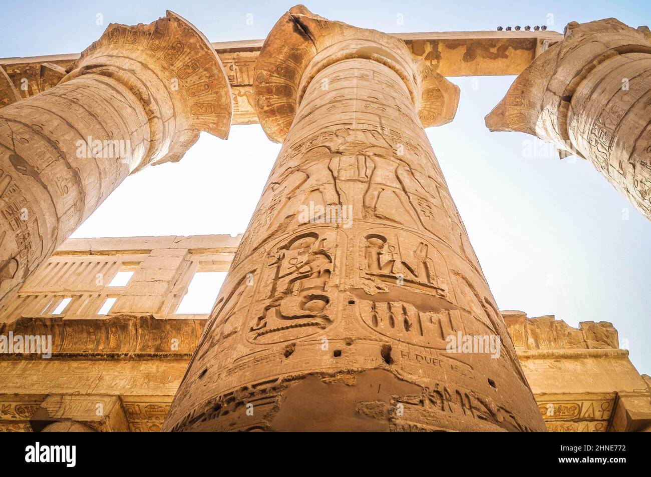 Der Karnak-Tempelkomplex, allgemein bekannt als Karnak, besteht aus einer großen Mischung verfallener Tempel, Pylonen, Kapellen und anderer Gebäude in der Nähe von Luxor, Ägypten. Stockfoto