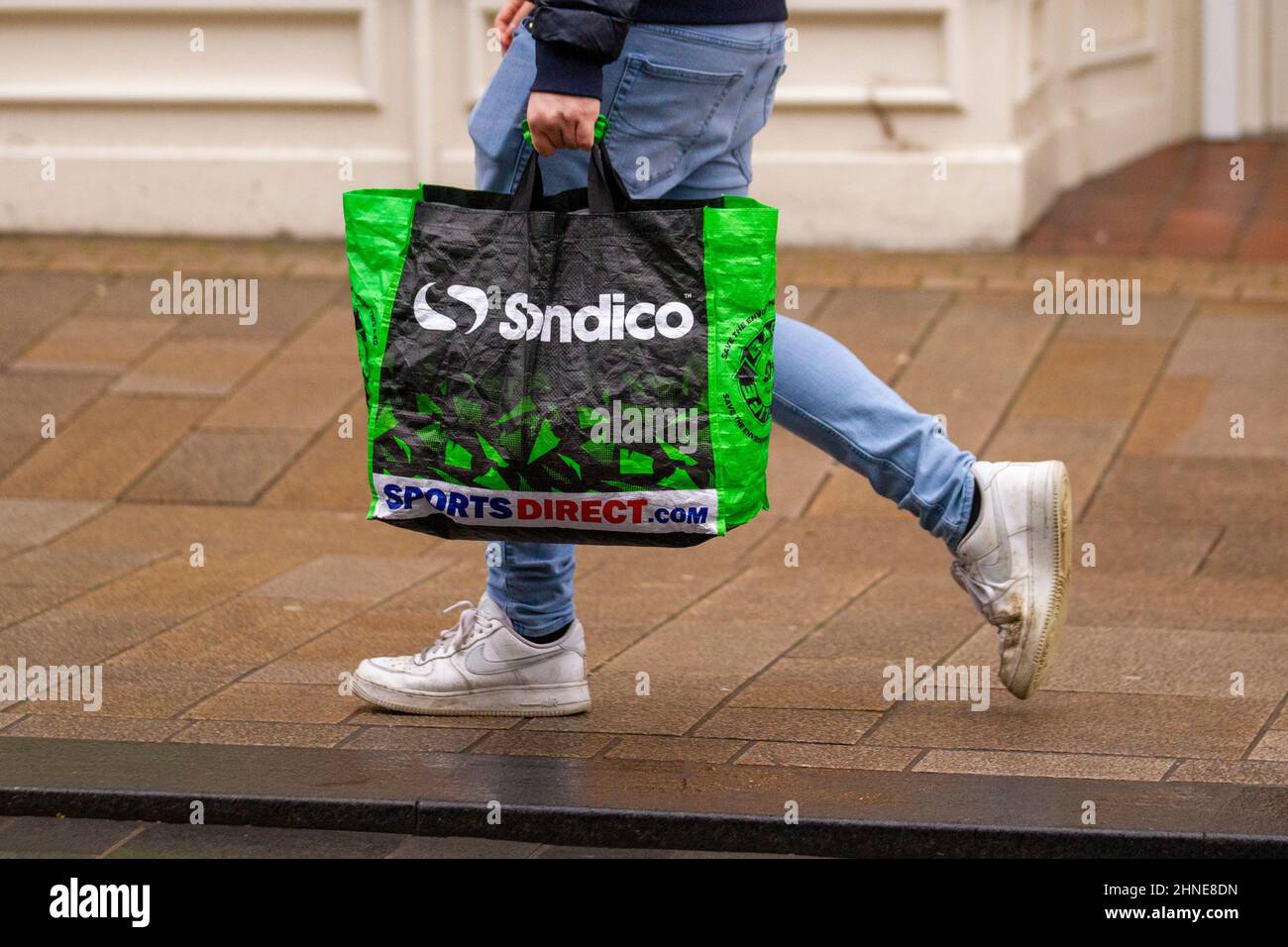 Sondico Strike Firm Ground Fußballschuhe; Sports Direct wiederverwendbare  Sandico-Taschen aus 100 % recyceltem Kunststoff für Life, Fishergate,  Preston, Großbritannien Stockfotografie - Alamy