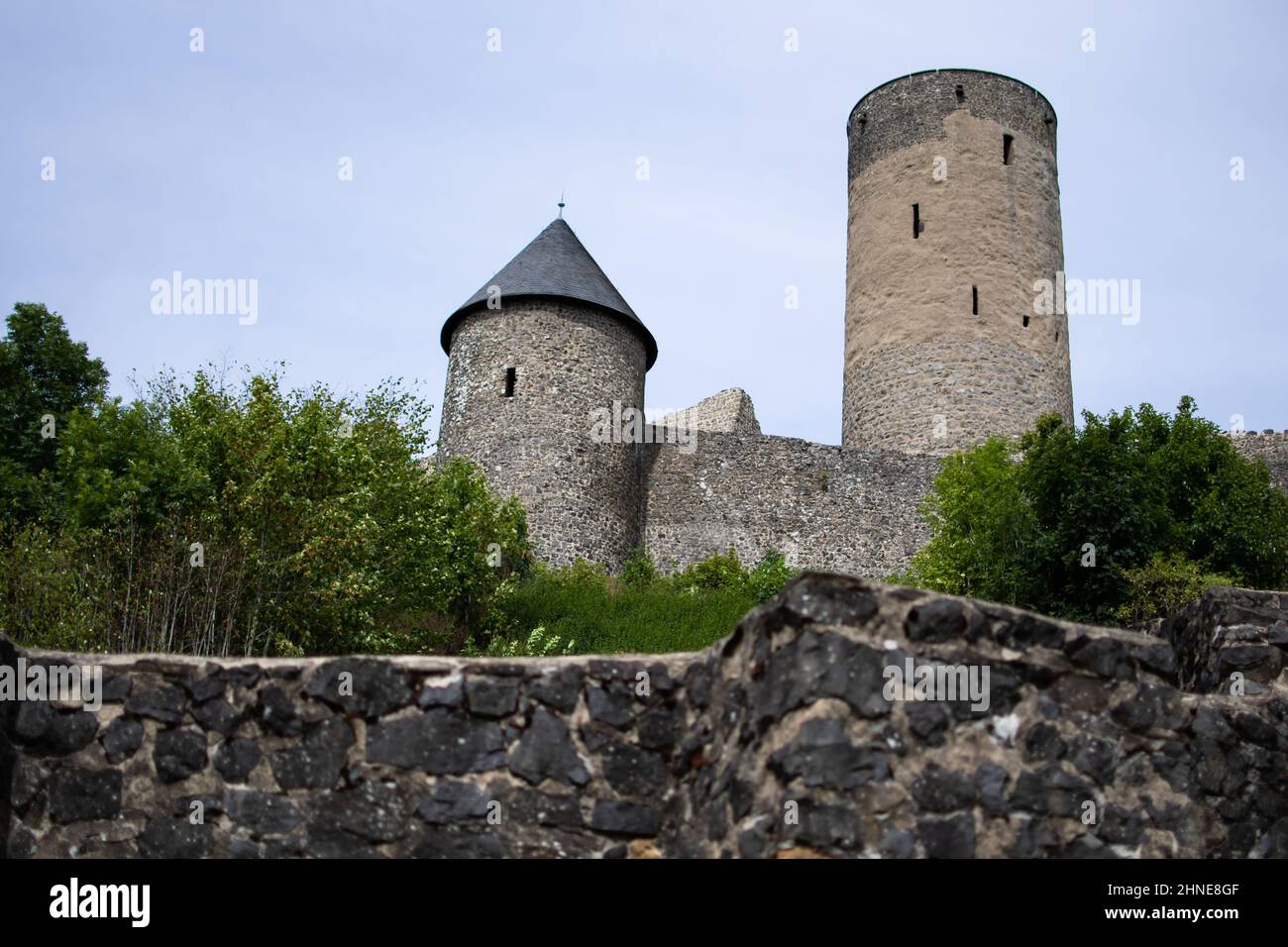 Steinmauer mit der Nürburg im Hintergrund Stockfoto