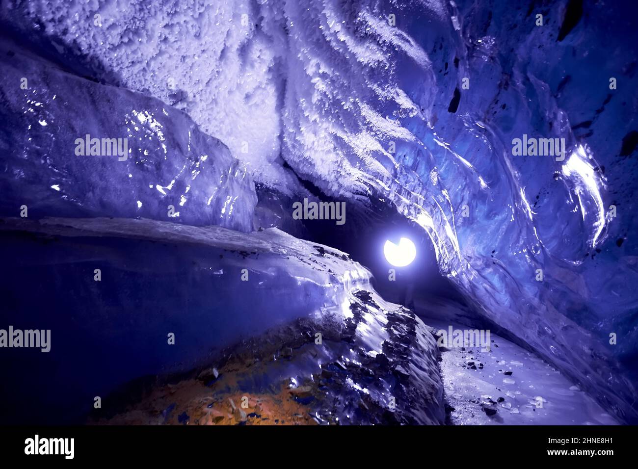 Eine Eishöhle in einem Gletscher in der Nähe von Almaty, Kasachstan Stockfoto