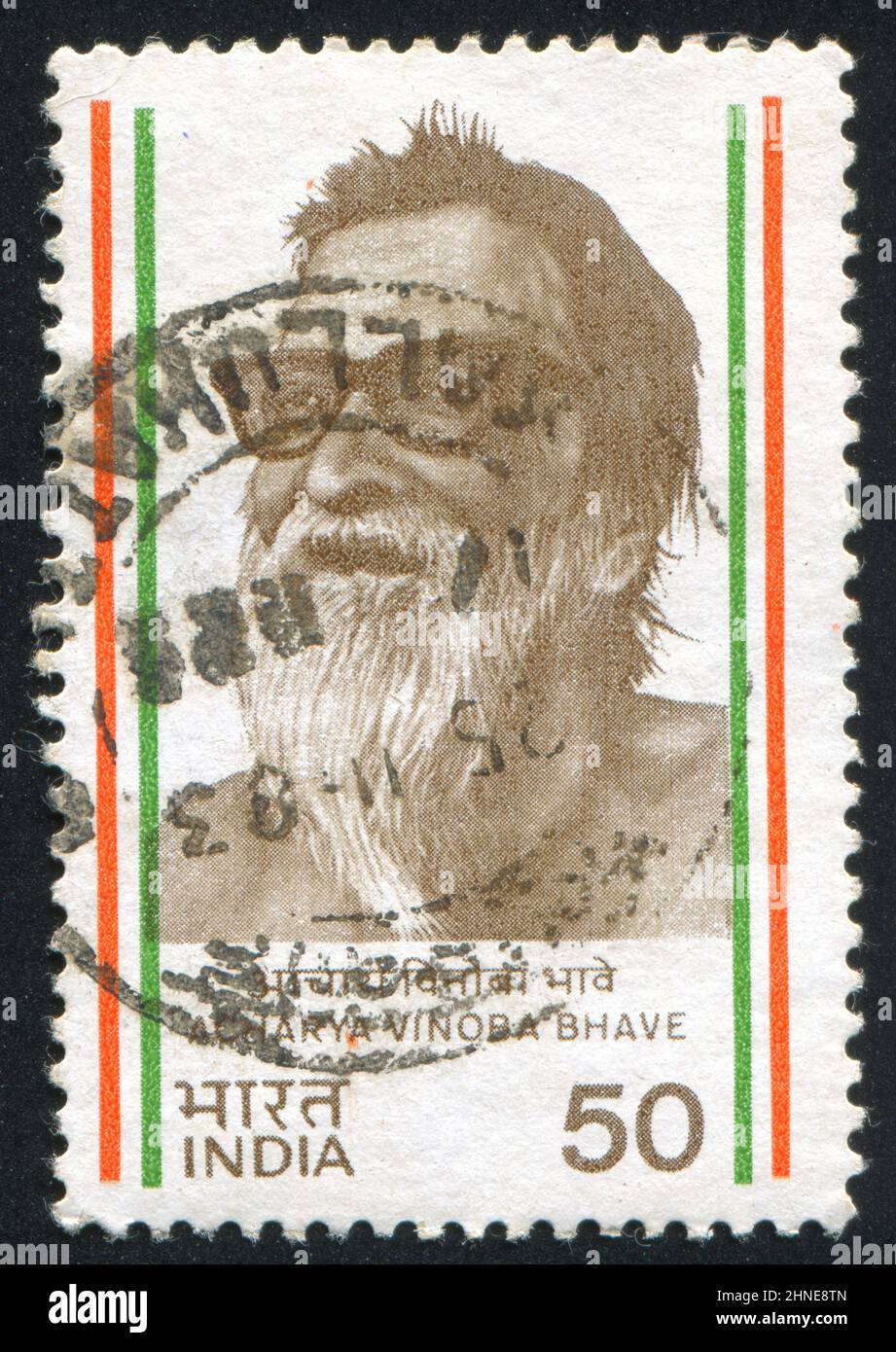 INDIEN - UM 1983: Briefmarke gedruckt von Indien, zeigt Acharya Vinoba Bhave, um 1983 Stockfoto