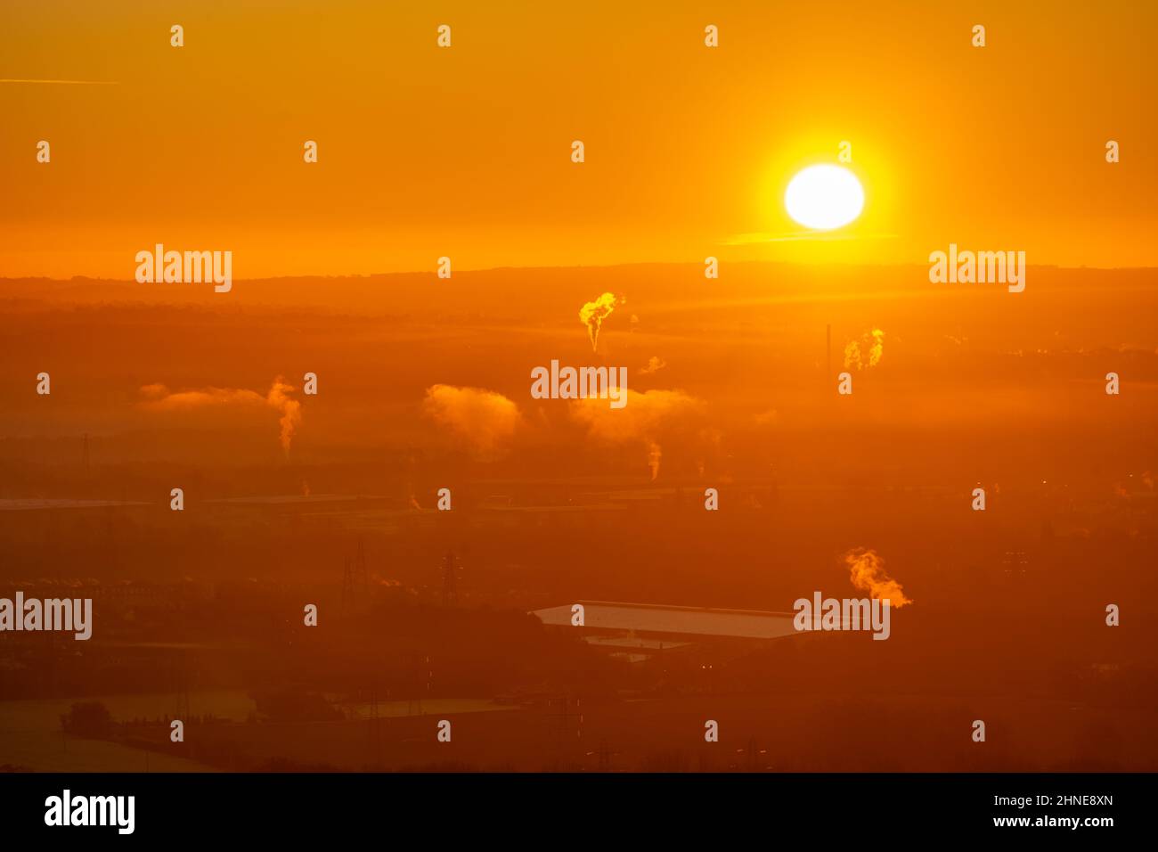 Sonnenaufgang über dem medway-Tal von den North Downs an einem kalten Wintermorgen Stockfoto