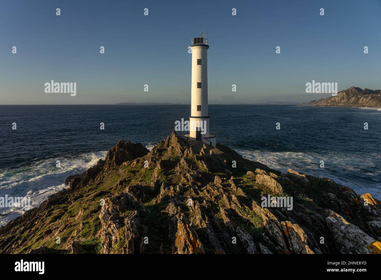 Cabo (Kap) Home Leuchtturm auf den Klippen bei Sonnenuntergang in Rias Baixas Zone an der Küste Galiciens. Stockfoto