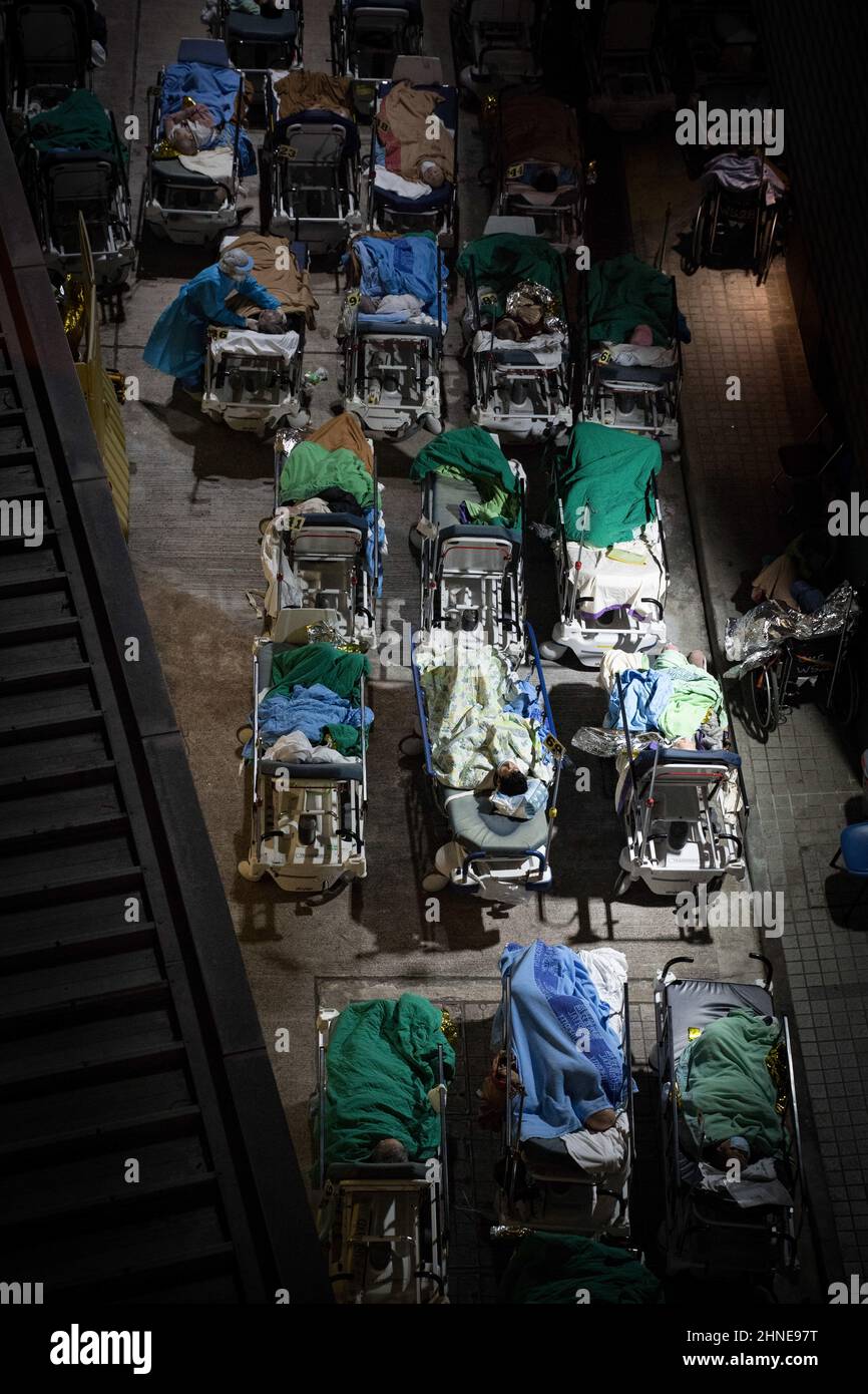 Verdächtige Covid-19-Patienten, die auf Krankenhausbetten auf der Freifläche außerhalb des Caritas-medizinischen Zentrums liegen. Hongkong kämpft darum, den Ausbruch von Covid-19 einzudämmen, wobei die meisten Krankenhäuser über ihre Kapazitäten verfügen. Patienten auf Krankenhausbetten standen vor Den A&E-Abteilungen des medizinischen Zentrums der Caritas und warteten darauf, ins Krankenhaus zu kommen. (Foto von Dominic Chiu / SOPA Images/Sipa USA) Stockfoto