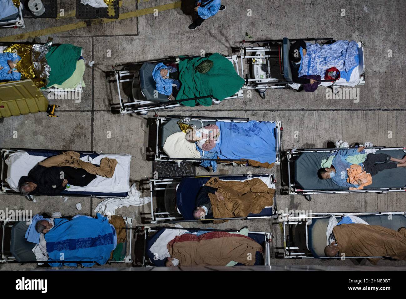 Covid-19 Patienten, die auf Krankenhausbetten auf dem Freigelände außerhalb des Caritas-medizinischen Zentrums liegen. Hongkong kämpft darum, den Ausbruch von Covid-19 einzudämmen, wobei die meisten Krankenhäuser über ihre Kapazitäten verfügen. Patienten auf Krankenhausbetten standen vor Den A&E-Abteilungen des medizinischen Zentrums der Caritas und warteten darauf, ins Krankenhaus zu kommen. (Foto von Dominic Chiu / SOPA Images/Sipa USA) Stockfoto