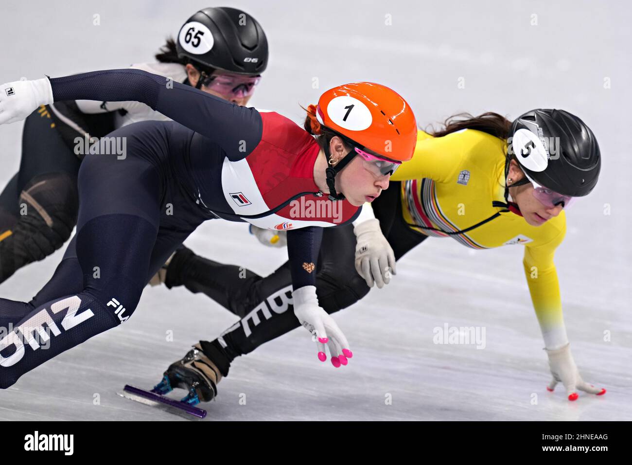 Peking, China. 16th. Februar 2022. Suzanne Schulting aus den Niederlanden, #1, Hanne Desmet aus Belgien, #5 und Sumire Kikuchi aus Japan, #65, bleiben im Halbfinale des Frauen-Kurzbahn-Eisschnelllaufens 1500m im Capital Indoor Stadium bei den Olympischen Winterspielen 2022 in Peking am Mittwoch, den 16. Februar 2022, fest. Minjeong Choi aus Südkorea gewann die Goldmedaille, Arianna Fontana aus Italien die Silbermedaille und Suzanne Schulting aus den Niederlanden die Bronzemedaille. Foto von Richard Ellis/UPI Credit: UPI/Alamy Live News Stockfoto