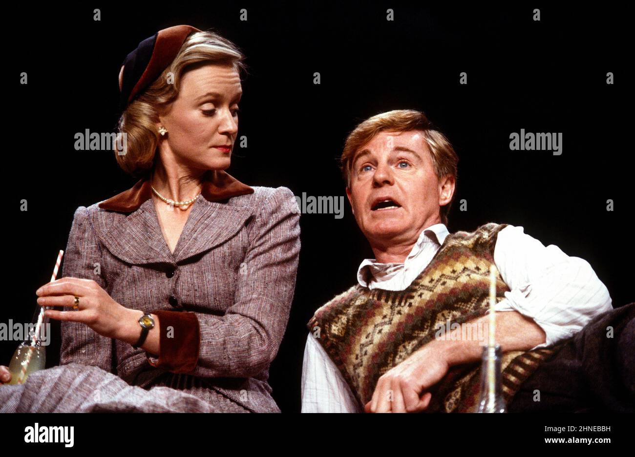 Joanna David (Pat Green), Derek Jacobi (Alan Turing) in BREAKING THE CODE von Hugh Whitemore am Theatre Royal Haymarket, London SW1 21/10/1986 Design: Liz da Costa Beleuchtung: Mick Hughes Regie: Clifford Williams Stockfoto