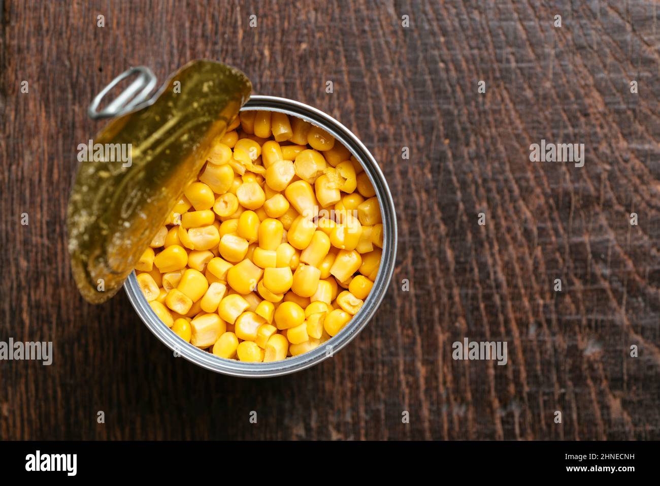 Ansicht von oben einer geöffneten Dose mit süßem Mais. Stockfoto