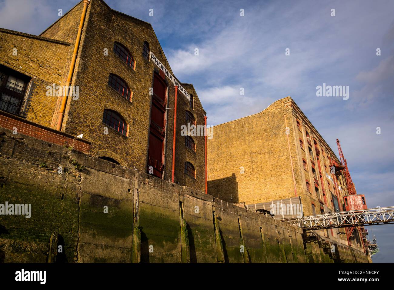 Apartments in einem umgebauten Lagerhaus, Wapping, einem neu entwickelten ehemaligen Hafenviertel in Tower Hamlets, London, Großbritannien Stockfoto