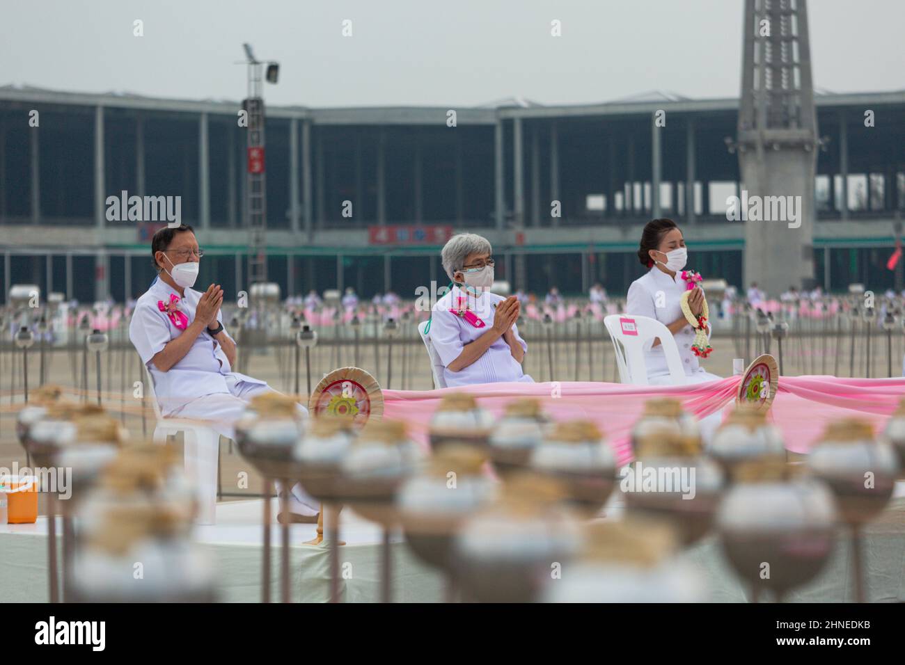 Pathum Thani, Thailand. 16th. Februar 2022. Gläubige werden während der Makha Bucha Zeremonie beim Beten gesehen.Makha Bucha Day, Dhammakaya Tempel, veranstaltete eine virtuelle Internationale Makha Bhucha Zeremonie, indem er eine Million Laternen zündete. Die Mönche auf der ganzen Welt singen und meditieren gemeinsam, während einige Gläubige per Zoom an der Zeremonie teilnehmen. Kredit: SOPA Images Limited/Alamy Live Nachrichten Stockfoto