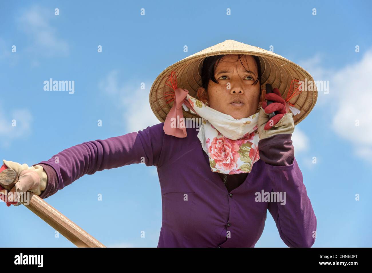 Vietnamesin mit einem traditionellen hölzernen Ruderboot (Sampan) auf dem Mekong-Fluss, Mekong-Delta, Vinh Long Provinz, Südvietnam Stockfoto