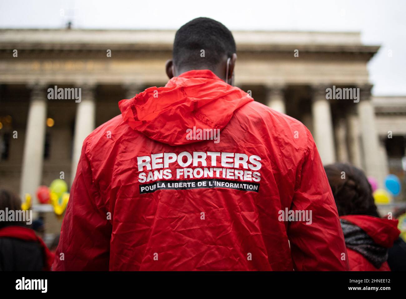 Ein Mitglied von Reporter sans frontiere trägt ein Hemd mit ihrem Logo, während Reporter sans frontiere am 16. Februar 2022 einen Abschied zum Ruhestand des Geschäftsmannes Vincent Bollore auf dem Place de la Bourse in Paris organisieren. Foto von Raphael Lafargue/ABACAPRESS.COM Stockfoto