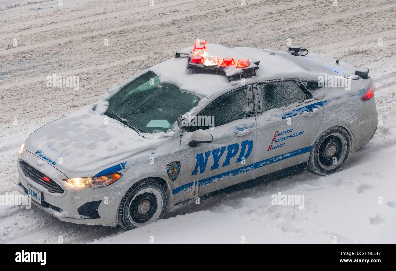 NYPD Fahrzeug mit Schnee verkrustet auf Ninth Avenue Chelsea Viertel New York am Samstag, 29. Januar 2022 während einer NorÕEaster, die droht, bis zu 8 Zoll in der Stadt nach einigen Wetterberichten fallen. Es wird erwartet, dass der Sturm den Nordosten überfluten wird und einige unglückliche Gebiete über einen Fuß Schnee erhalten werden. Igien! (© Richard B. Levine. Stockfoto