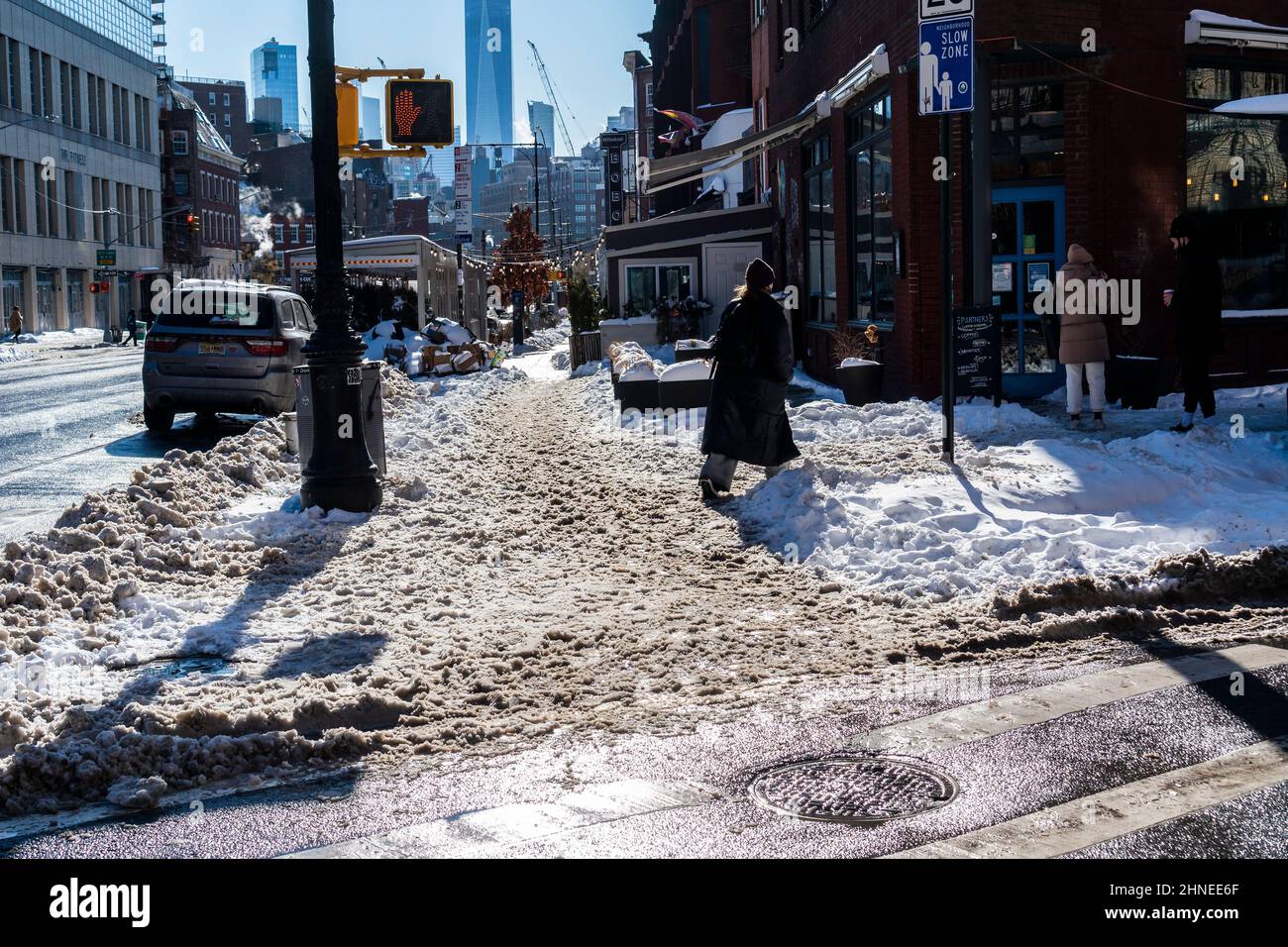 Fußgänger manövrieren am Sonntag, dem 30. Januar 2022, durch ungeklärte Bürgersteige in Greenwich Village in New York, nachdem ein Nor-Easter 8 Zoll in der Stadt abgeladen und kaltes Wetter den Schnee eingefroren hatte. (© Richard B. Levine) Stockfoto