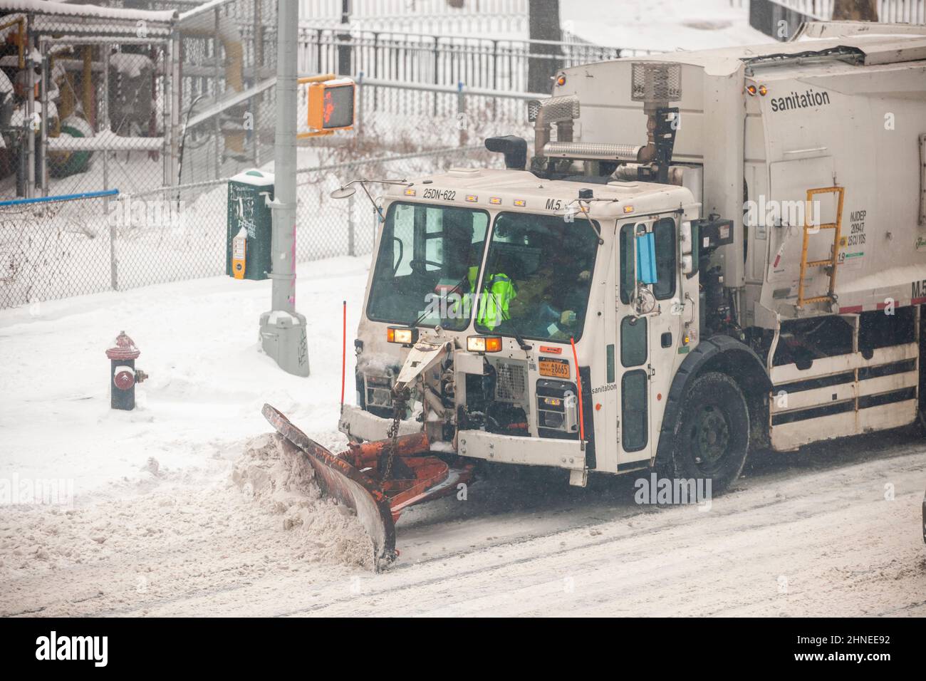 Dept. Of Sanitation pflügen ausgerüsteten Müllwagen löscht Ninth Avenue das Chelsea Viertel von New York am Samstag, 29. Januar 2022 während einer Nor’Easter, die droht, bis zu 8 Zoll in der Stadt nach einigen Wetterberichten fallen. Es wird erwartet, dass der Sturm den Nordosten überfluten wird und einige unglückliche Gebiete über einen Fuß Schnee erhalten werden. Igien! (© Richard B. Levine. Stockfoto