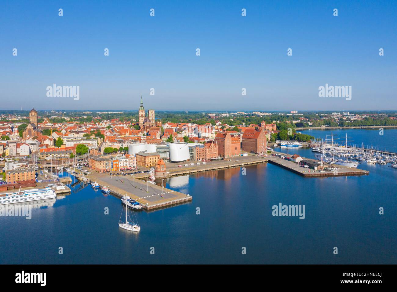 Luftaufnahme über den Yachthafen im Hafen der westpommerschen Stadt Stralsund entlang des Strelasund im Sommer, Mecklenburg-Vorpommern, Deutschland Stockfoto