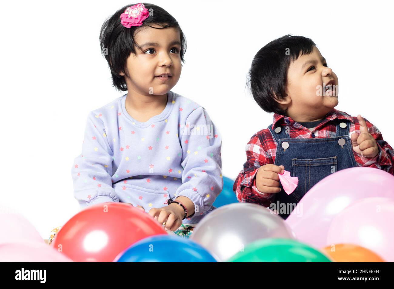 Asiatische Indische Mädchen Und Junge Spielen Mit Ballons. Spaß, Aktivität, Bildung, Kindergarten, Geburtstag, Lernen, Heizaktivität, Schule, Kindergarten, Kindertagesstätte Stockfoto