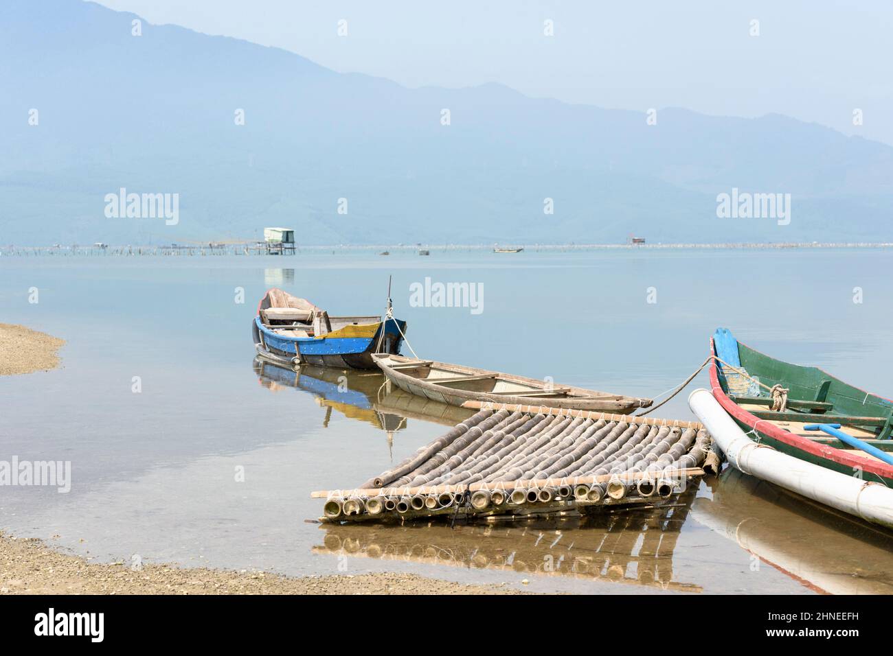 Traditionelle hölzerne Fischerboote auf Lap an Lagoon, lang Co Bay (in der Nähe von Hue), Phu Loc Bezirk, Thua Thien Hue Provinz, Zentralvietnam Stockfoto