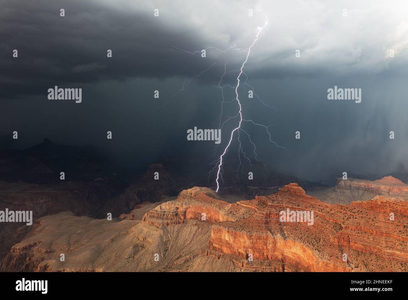 Während eines Monsunsturms in der Nähe von Mather Point im Grand Canyon National Park, Arizona, trifft ein dramatischer Blitz auf eine Klippe im Grand Canyon Stockfoto