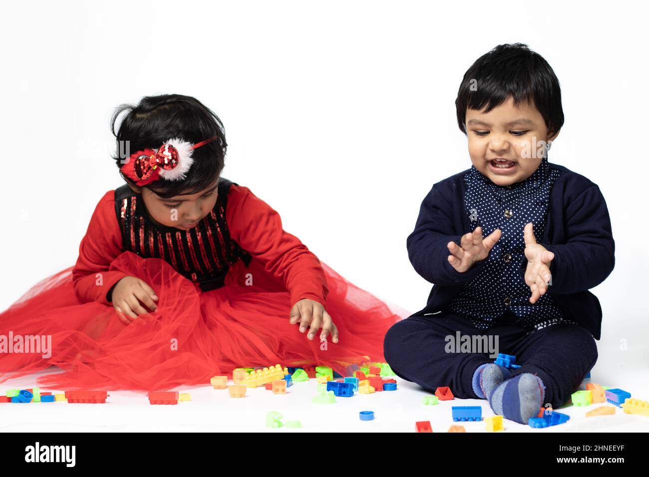 Happy Asian Indian Kids Girl Und Boy Genießen Und Spielen Mit Bunten Bausteinen. Spaß, Aktivität, Bildung, Kindergarten, Geburtstag, Lernen, Stockfoto