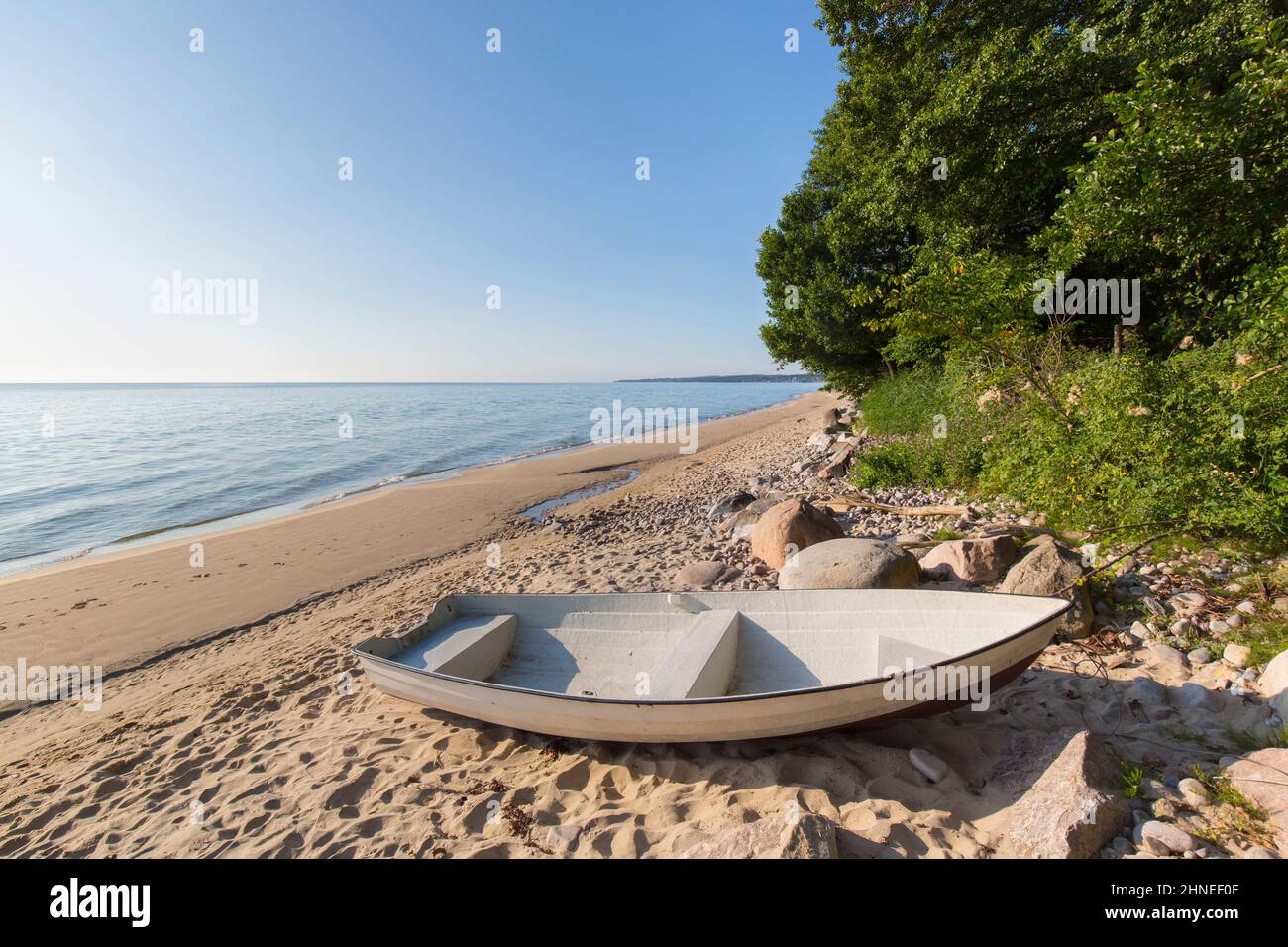 Ruderboot am verlassenen Sandstrand von Knäbäckshusen / Knaebaeckshusen entlang der Ostsee, Österlen in Ravlunda, Simrishamn, Skane / Scania, Schweden Stockfoto