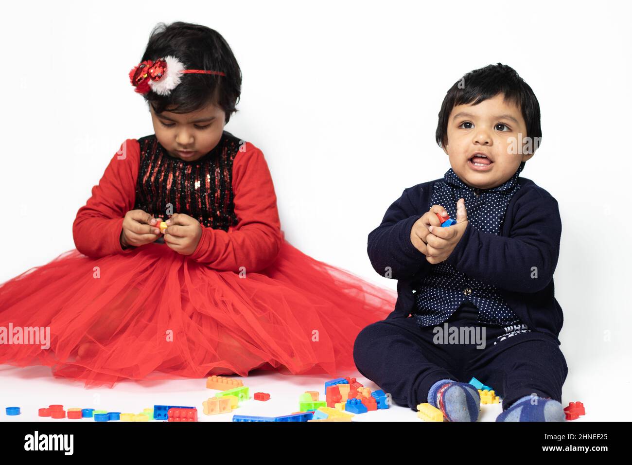 Happy Asian Indian Kids Girl Und Boy Genießen Und Spielen Mit Bunten Bausteinen. Spaß, Aktivität, Bildung, Kindergarten, Geburtstag, Lernen, Stockfoto