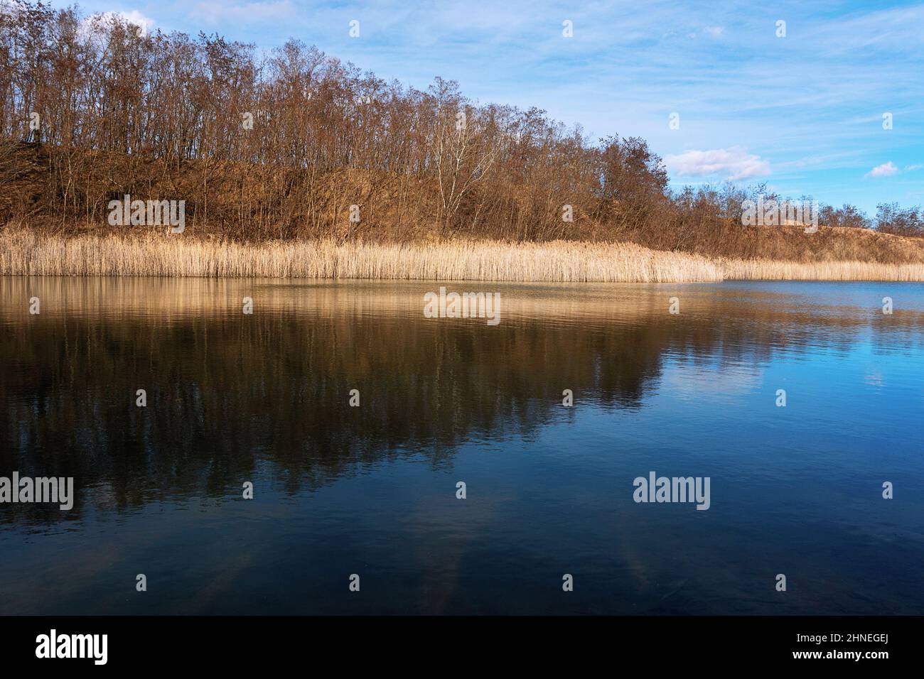 Schöner See im Spätherbst; Aufnahme in Siebenbürgen an der Blauen Lagune Stockfoto