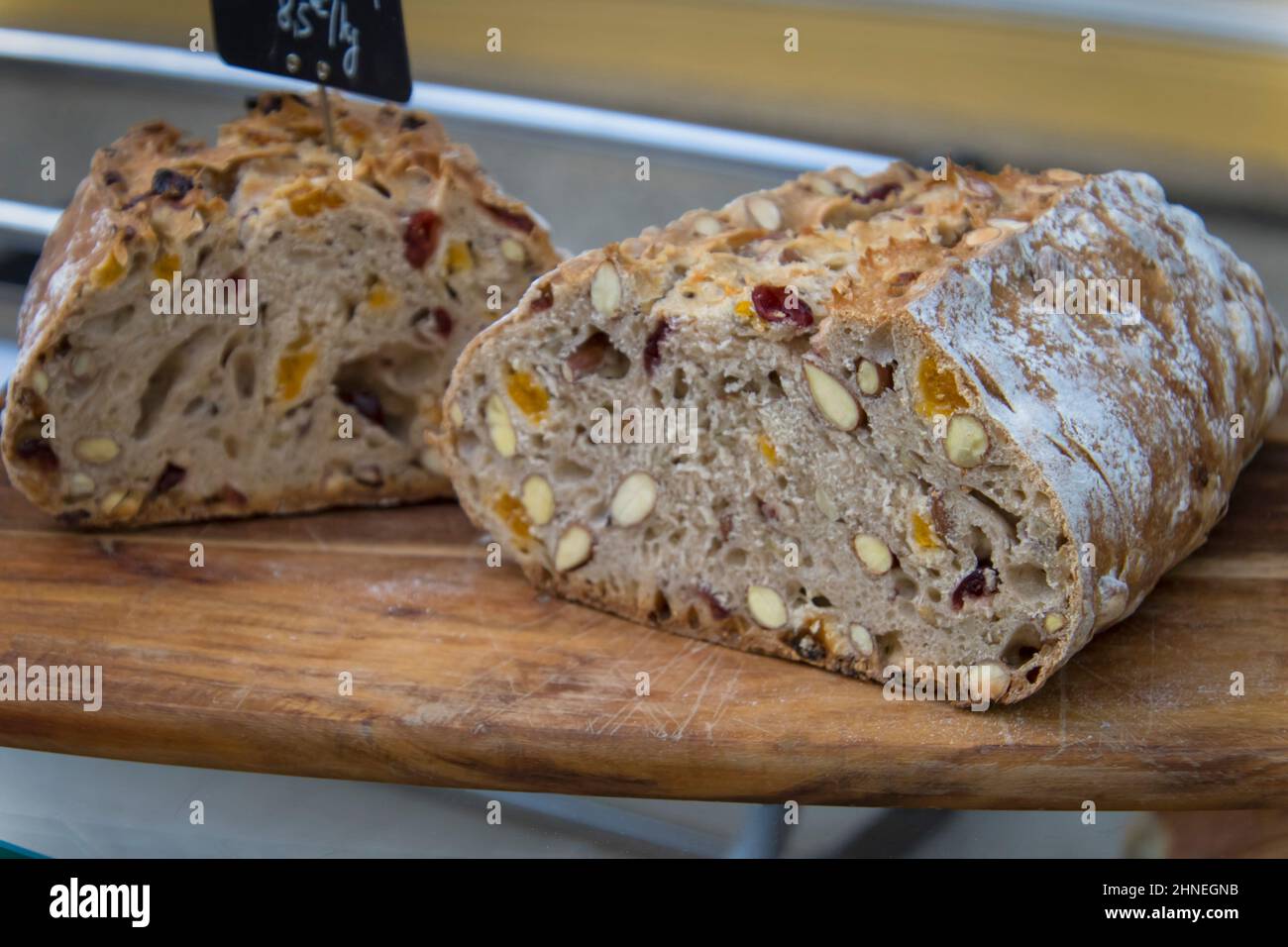 Brot mit getrockneten Früchten und Haselnuss Stockfoto