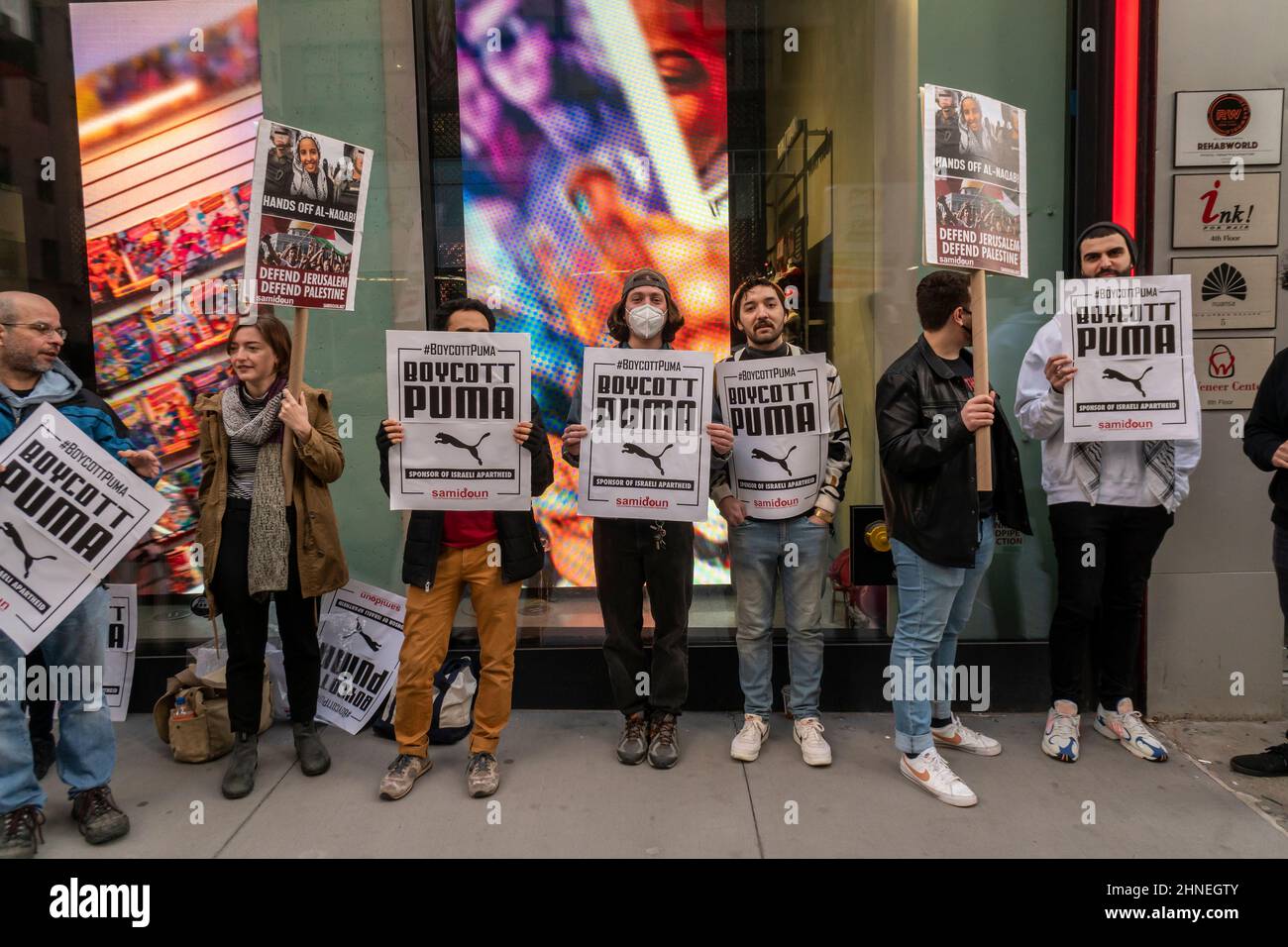 Mitglieder und Unterstützer von Samidoun, dem palästinensischen Solidaritätsnetzwerk für Gefangene, protestieren am Samstag, dem 12. Februar 2022, vor dem Puma-Laden auf der Fifth Avenue in New York. Die Aktivisten fordern einen Boykott der deutschen Sportbekleidung, die sich gegen ihre Unterstützung des Israelischen Fußballverbands wendet. (© Richard B. Levine) Stockfoto