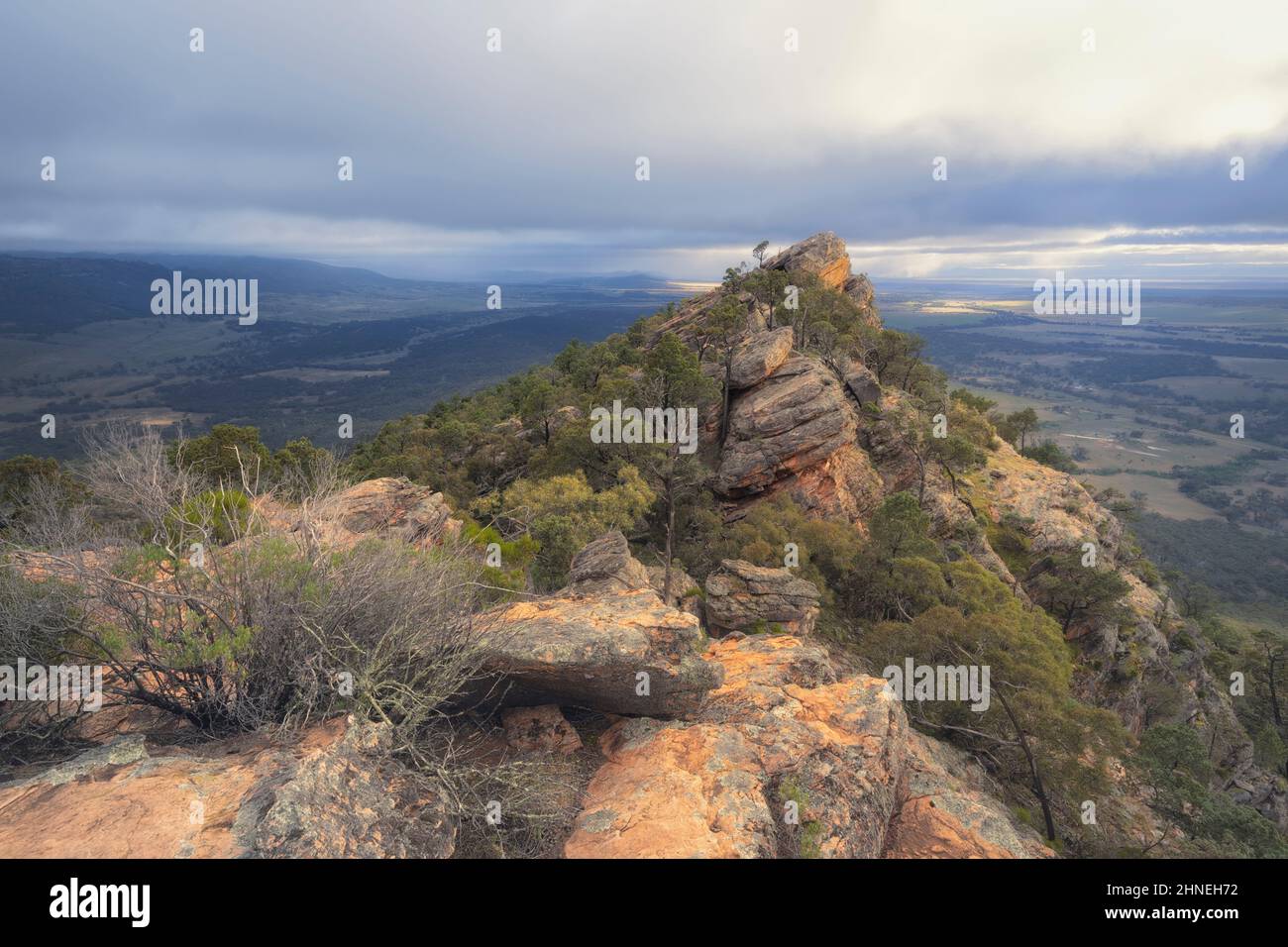 Felsiger Quarzit-Aufschluss und Sturmwolken über der ländlichen Landschaft, Südaustralien, Australien Stockfoto
