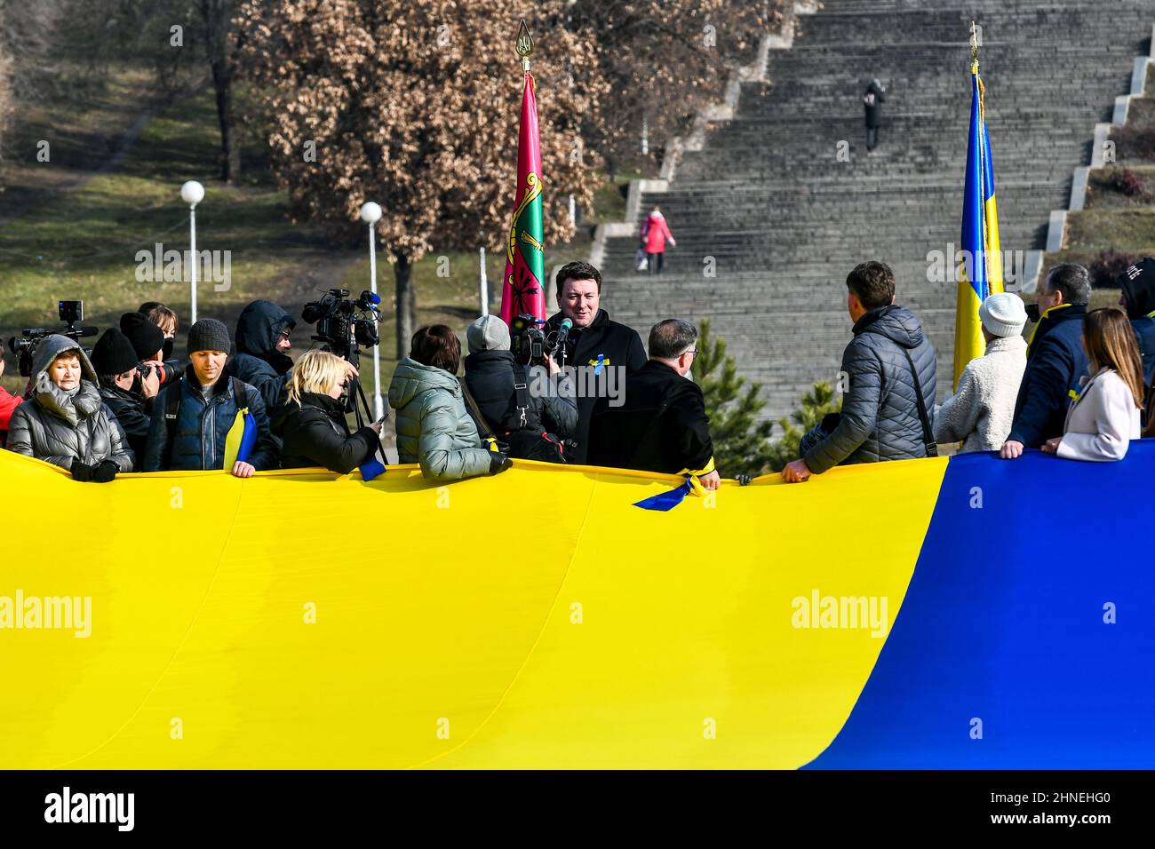 ZAPORIZHZHIA, UKRAINE - 16. FEBRUAR 2022 - Oleksandr Starukh, Leiter der regionalen Staatsverwaltung Zaporizhzhia, spricht während der Veranstaltung an Menschen Stockfoto