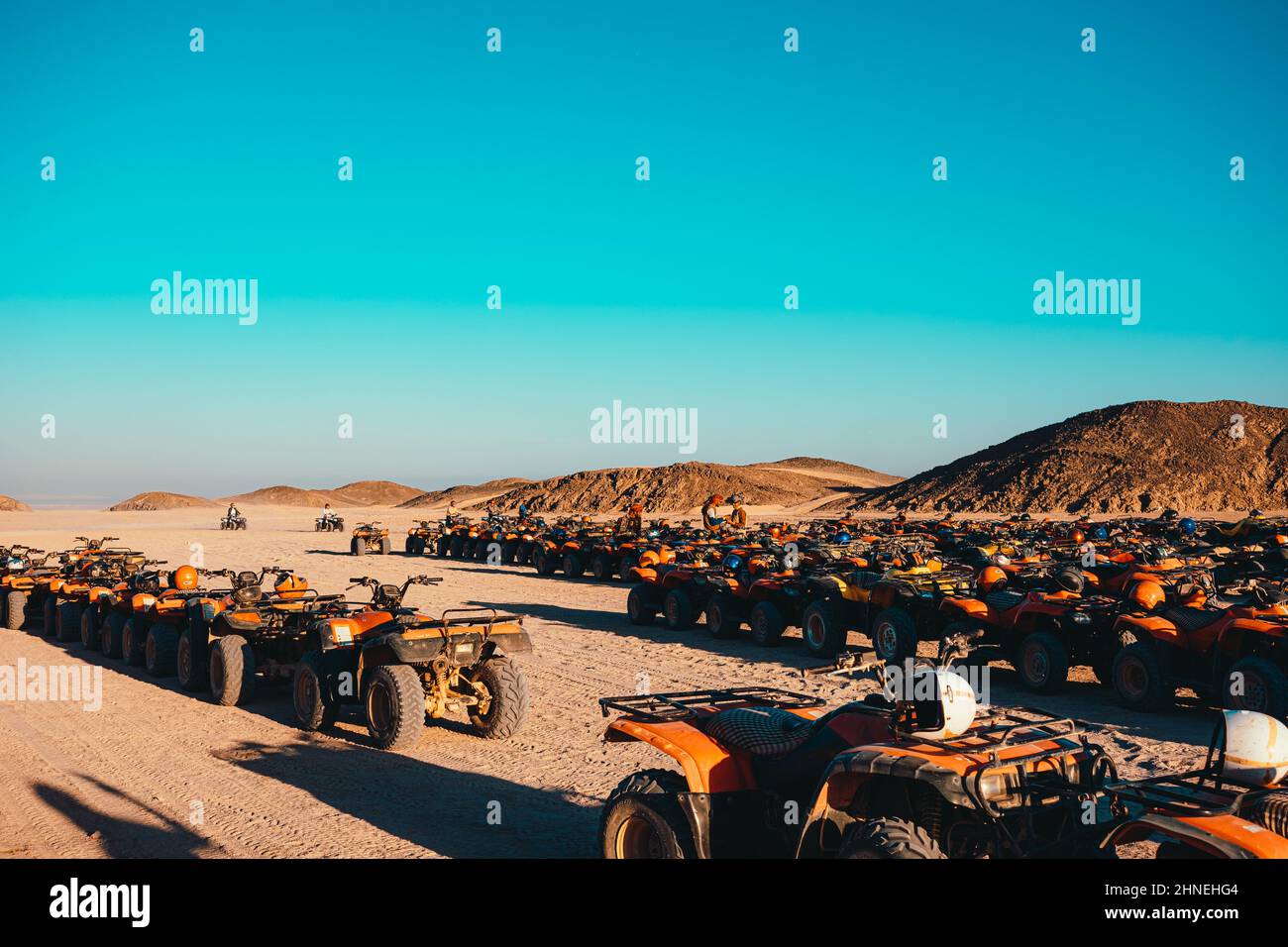 Hurghada Ägypten Januar 2022 Feld von ATV Quad-Bikes in der Mitte des nichts in einer Wüste in der Nähe von Hurghada geparkt. Machen Sie einen Tagesausflug zu einem Abenteuer Stockfoto
